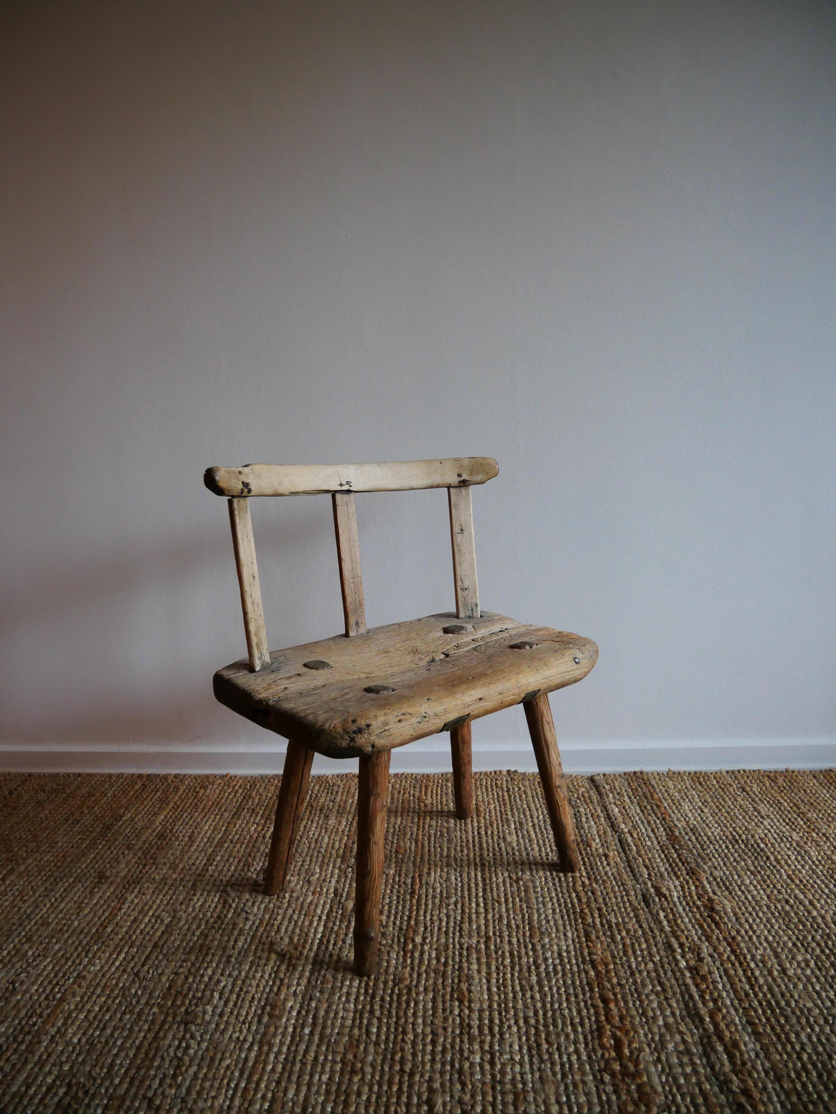 Fäbostol, Älvdalen, Dalarna, Sweden

So rare to find these days,
a beautiful solid milking stool with great patina and with the marks of time

From the beginning of the 1800-century


Height: 59 cm
Depth: 28 cm
Width: 48 cm
Seat height: 34 cm
