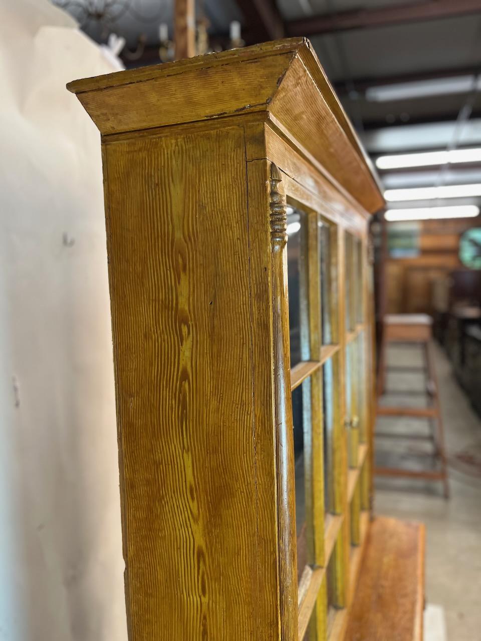 1800 Classic Stepback Cabinet Bon état à Wilson, NC