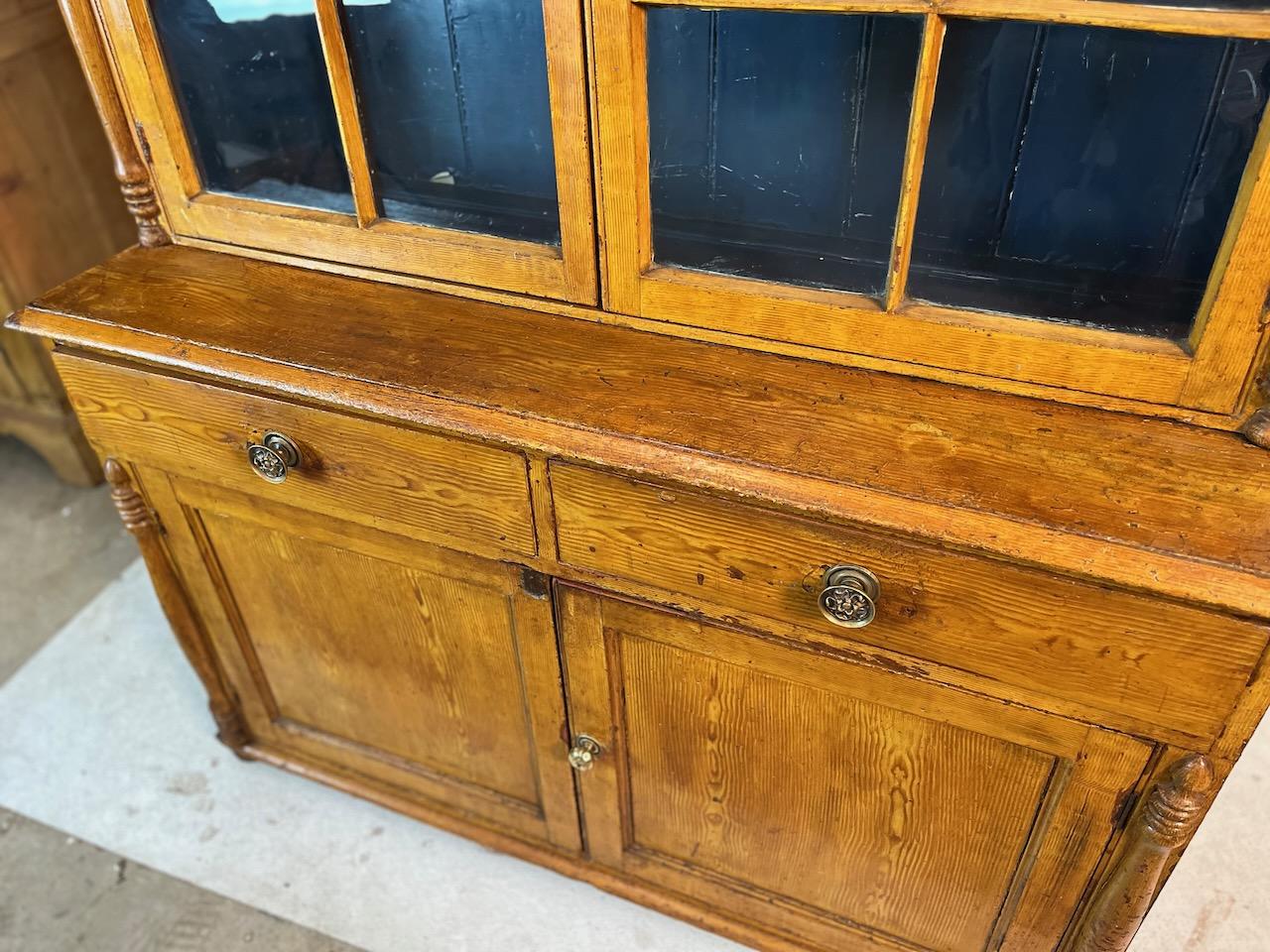 XIXe siècle 1800 Classic Stepback Cabinet