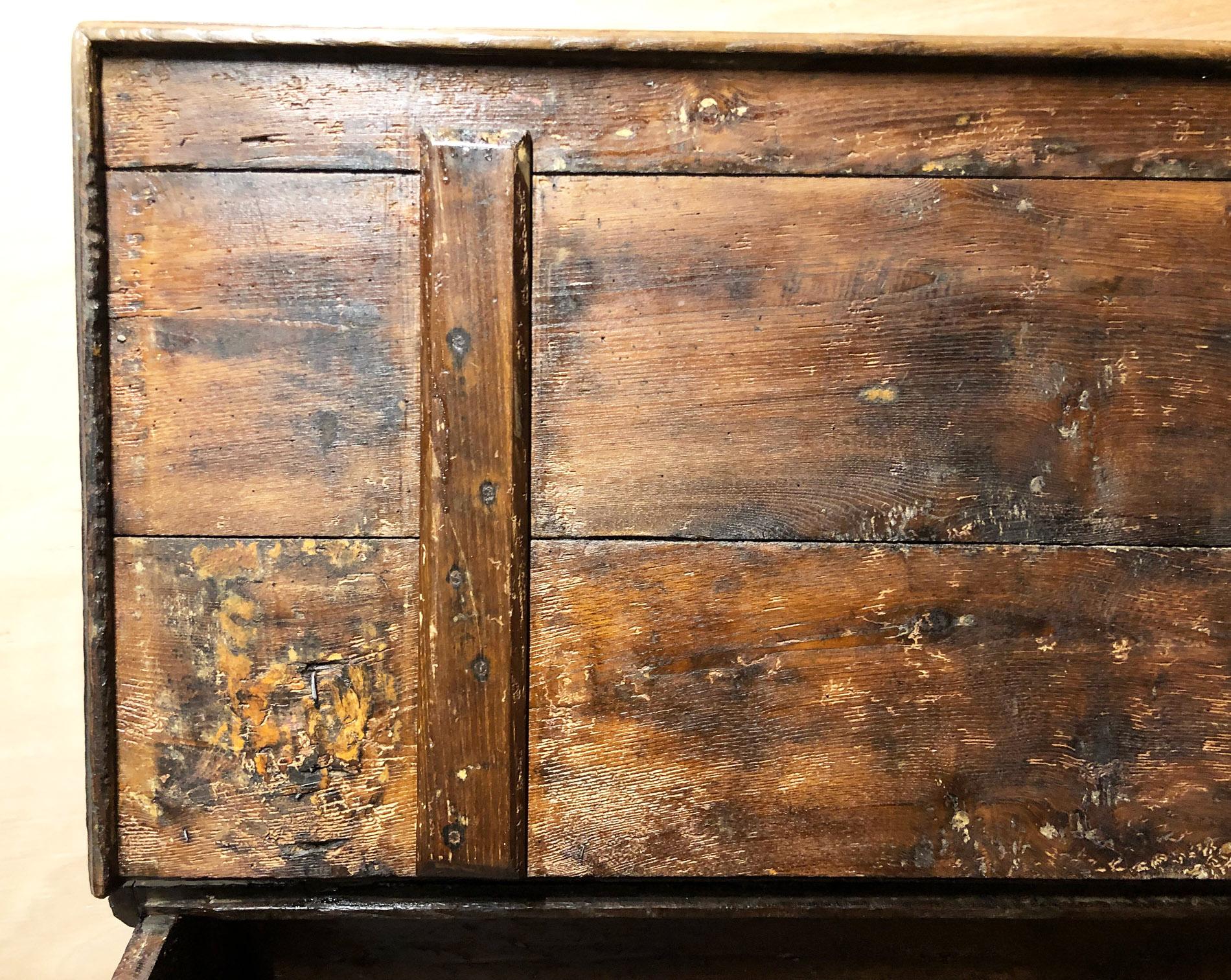 Sideboard to make and contain bread and flour. 
Antique original, from 1800, Italian, in solid chestnut.
Rarity, it is very heavy, has the upper door that can be opened and part of the front.
Coming from the house of the custodian of the Carrara