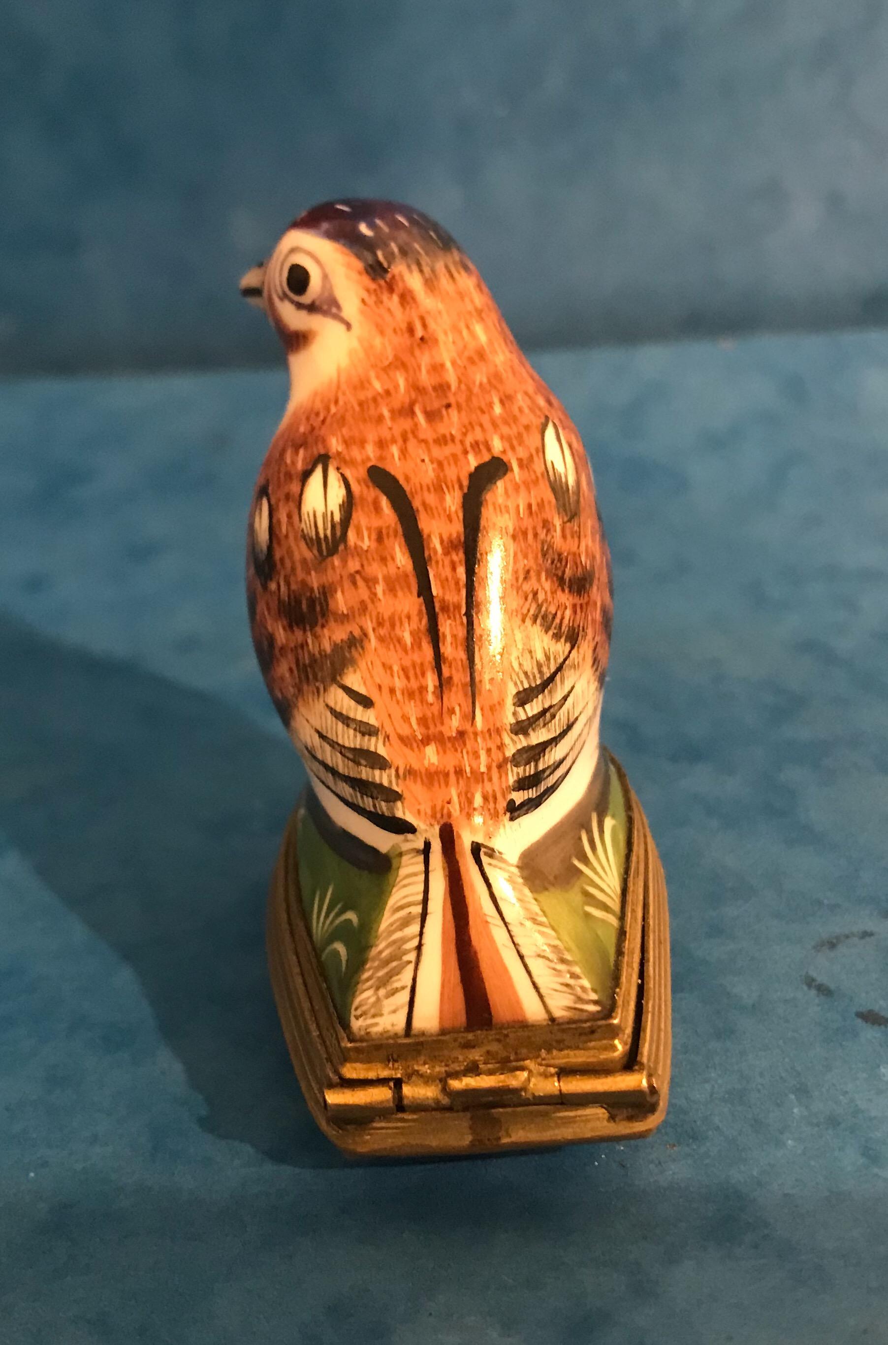 A beautiful 1800 German Meissen Porcelain Bonbonniere snuff box of a painted bird, it has a brass-mounted lid of a detailed bird on a branch.
It measures 5 by 3 and stands 6 cm high.
  
