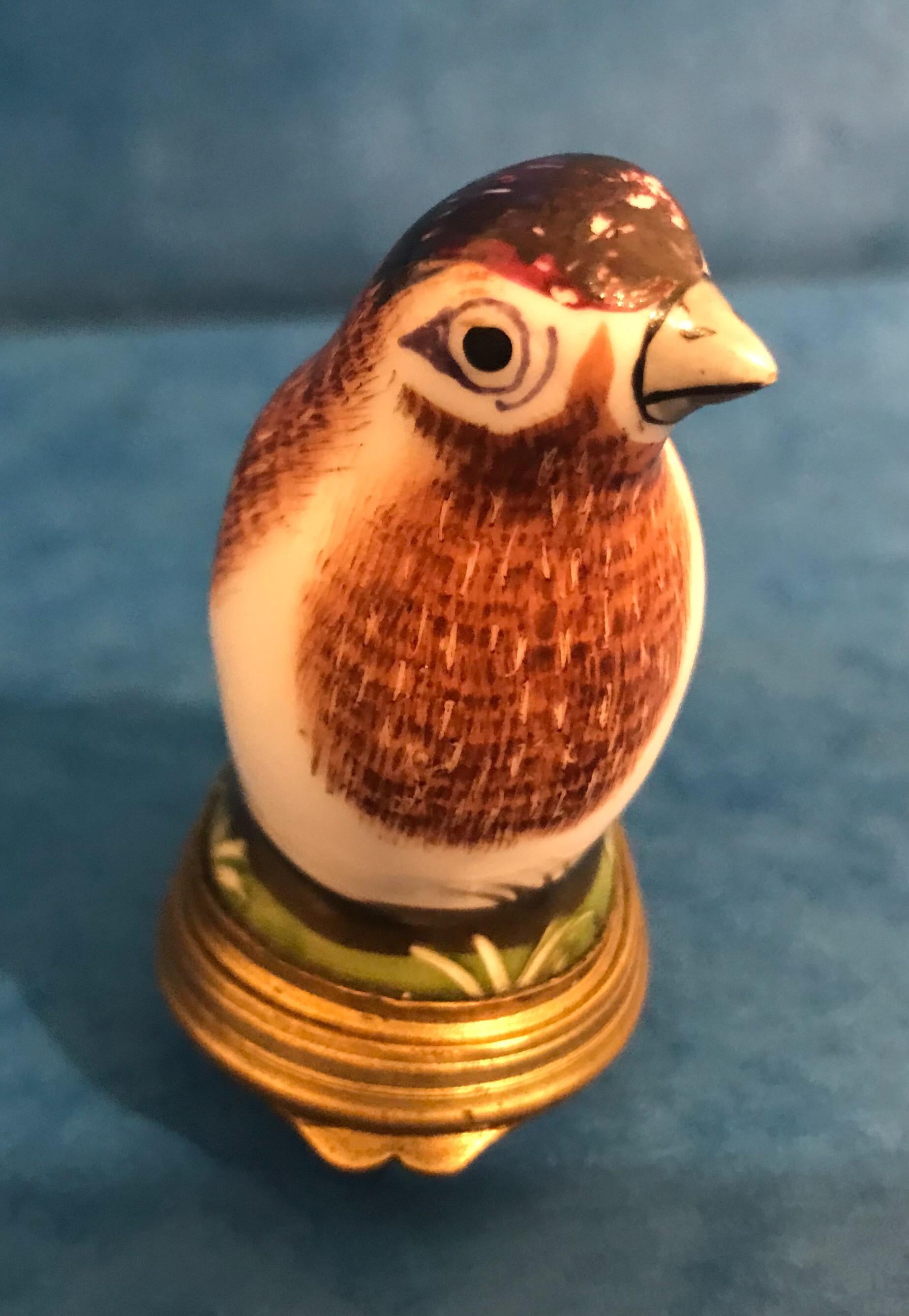 1800 Porcelain Bonbonniere of a Painted Bird In Good Condition For Sale In Windsor, Berkshire