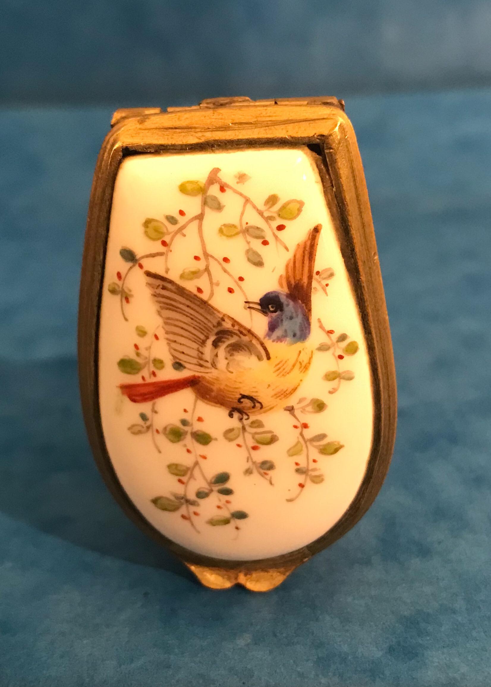 18th Century and Earlier 1800 Porcelain Bonbonniere of a Painted Bird For Sale