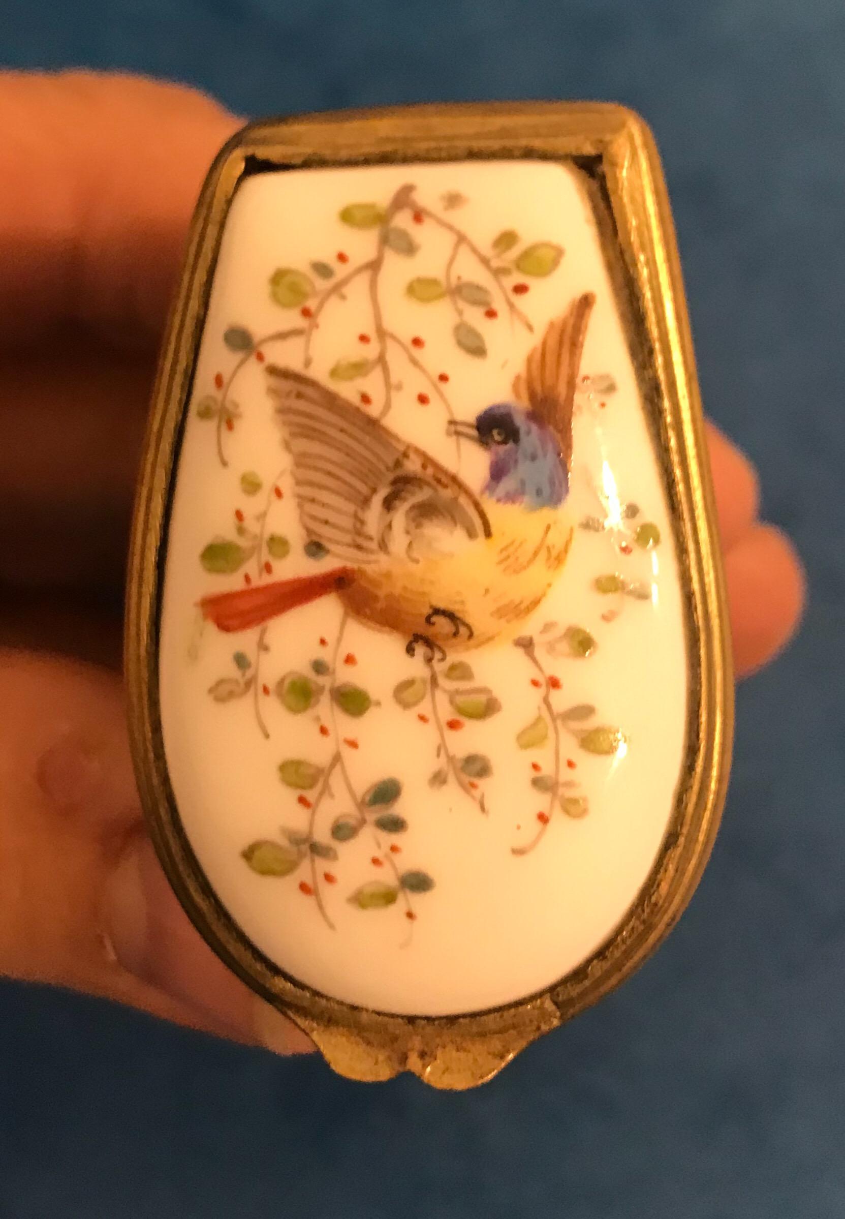 1800 Porcelain Bonbonniere of a Painted Bird For Sale 4