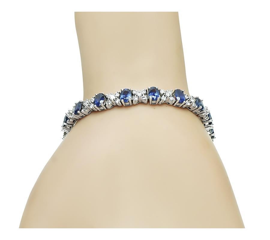 Dies ist ein wunderschönes Armband aus 18k Weißgold. Das Armband ist mit schönen oval geschliffenen Saphiren besetzt, die etwa 18.00ct wiegen. Die Saphire werden durch funkelnde, rund geschliffene Diamanten mit einem Gewicht von etwa 3.50 ct