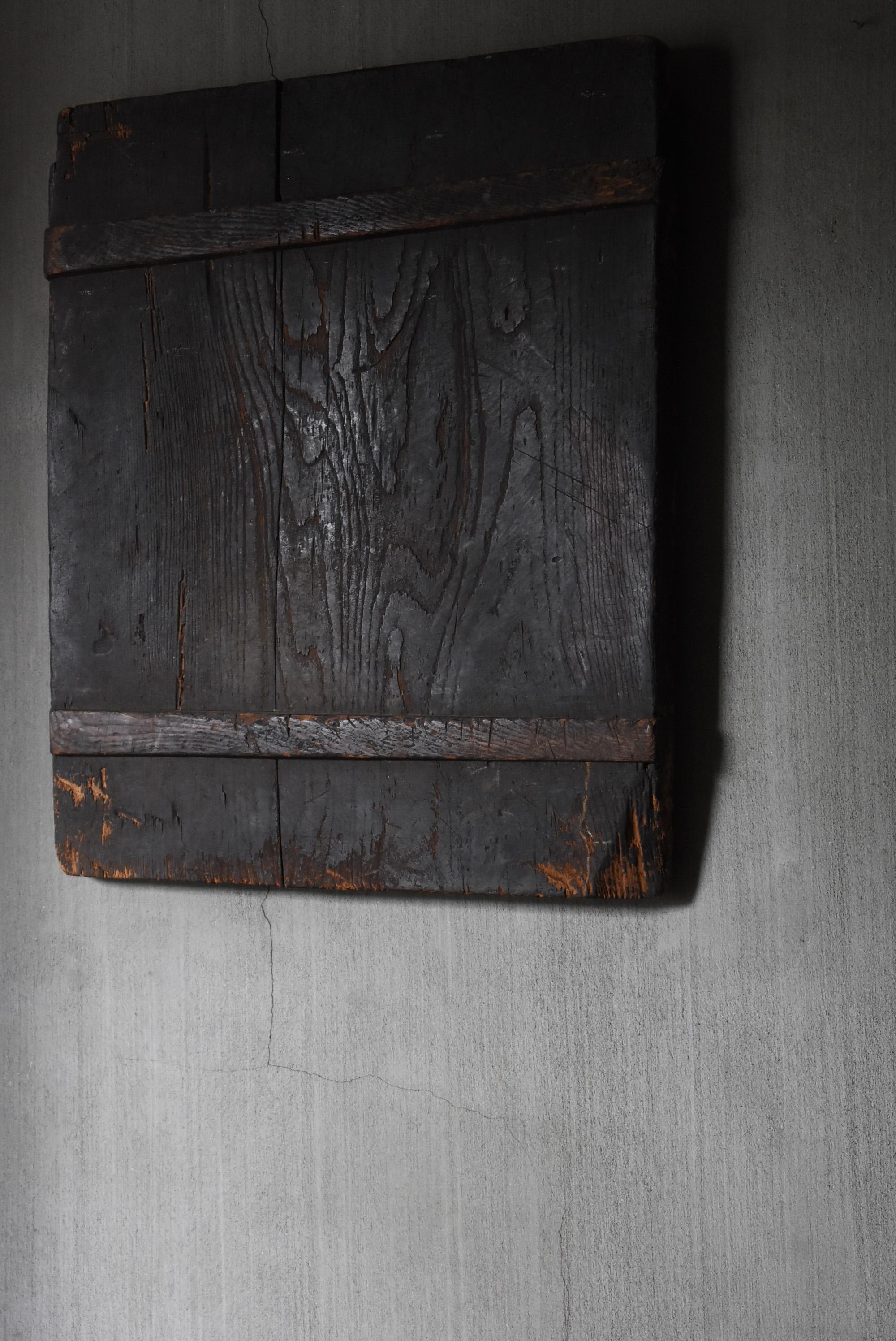 We Japanese introduce unique aesthetics, purchasing routes, and unique items that no one can imitate.

It is a work board used in Japanese private houses.
It is an item from the Meiji era to the Taisho era.
The material is zelkova.
It seems that it