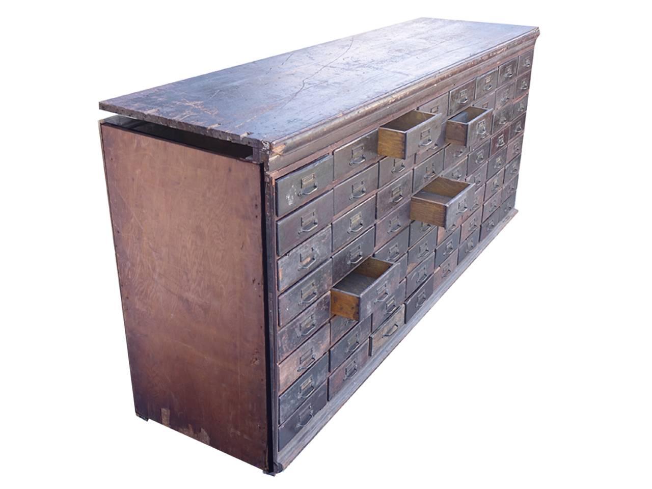 1800s 64-Draw Hardware Store Cabinet Counter (amerikanisch)