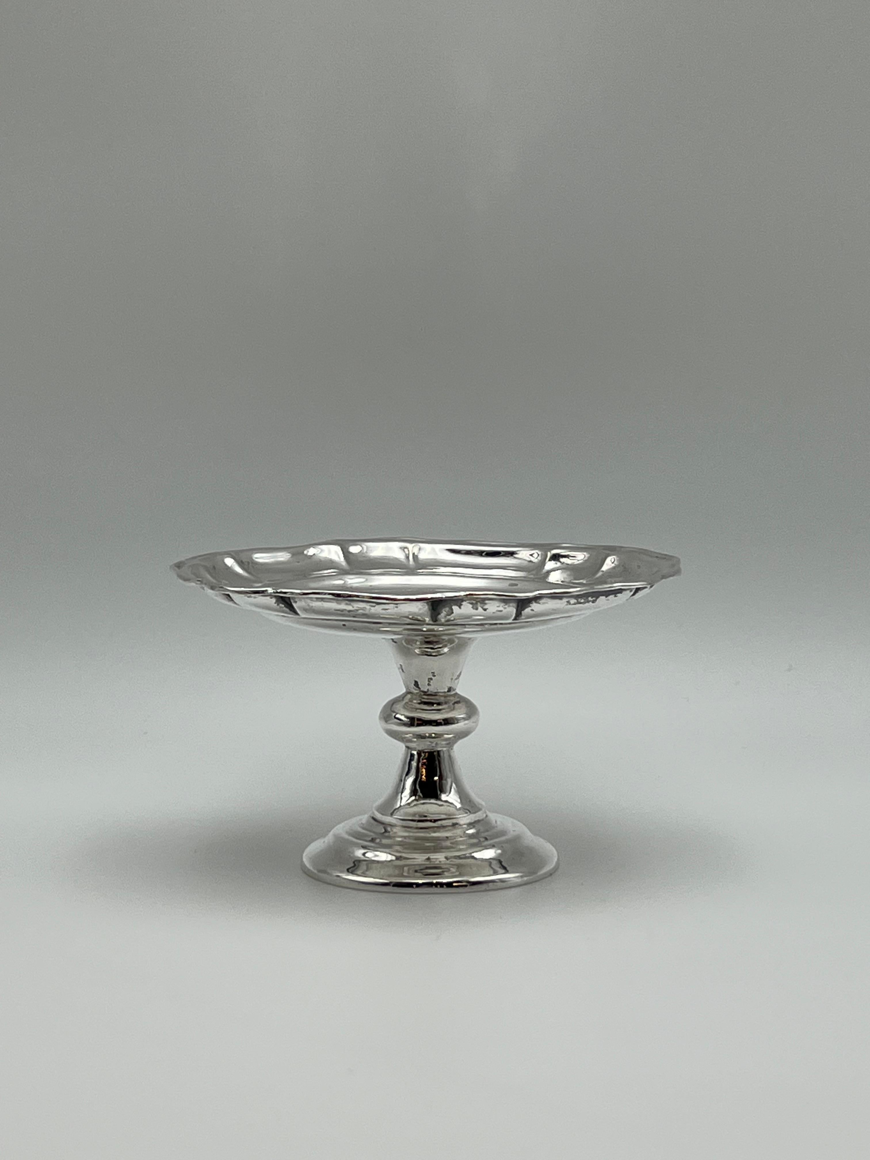 **Raro e da collezione Stand d'argento antico cinese primitivo / Tazza, 1800**  

Eleva la tua collezione con questo squisito e raro supporto cinese in argento antico, o tazza, risalente al 1800. Realizzato a mano con eccezionale maestria, questo