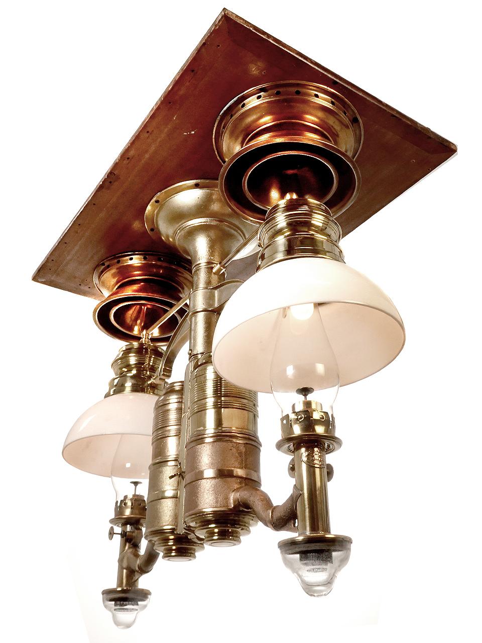 Pochi esemplari di queste lampade vittoriane di lusso esistono ancora. Gli esemplari rimasti sono finiti nei musei e nei restauri di auto RR. Si tratta di un bellissimo lampadario doppio originale che conserva ancora il serbatoio e la valvola di