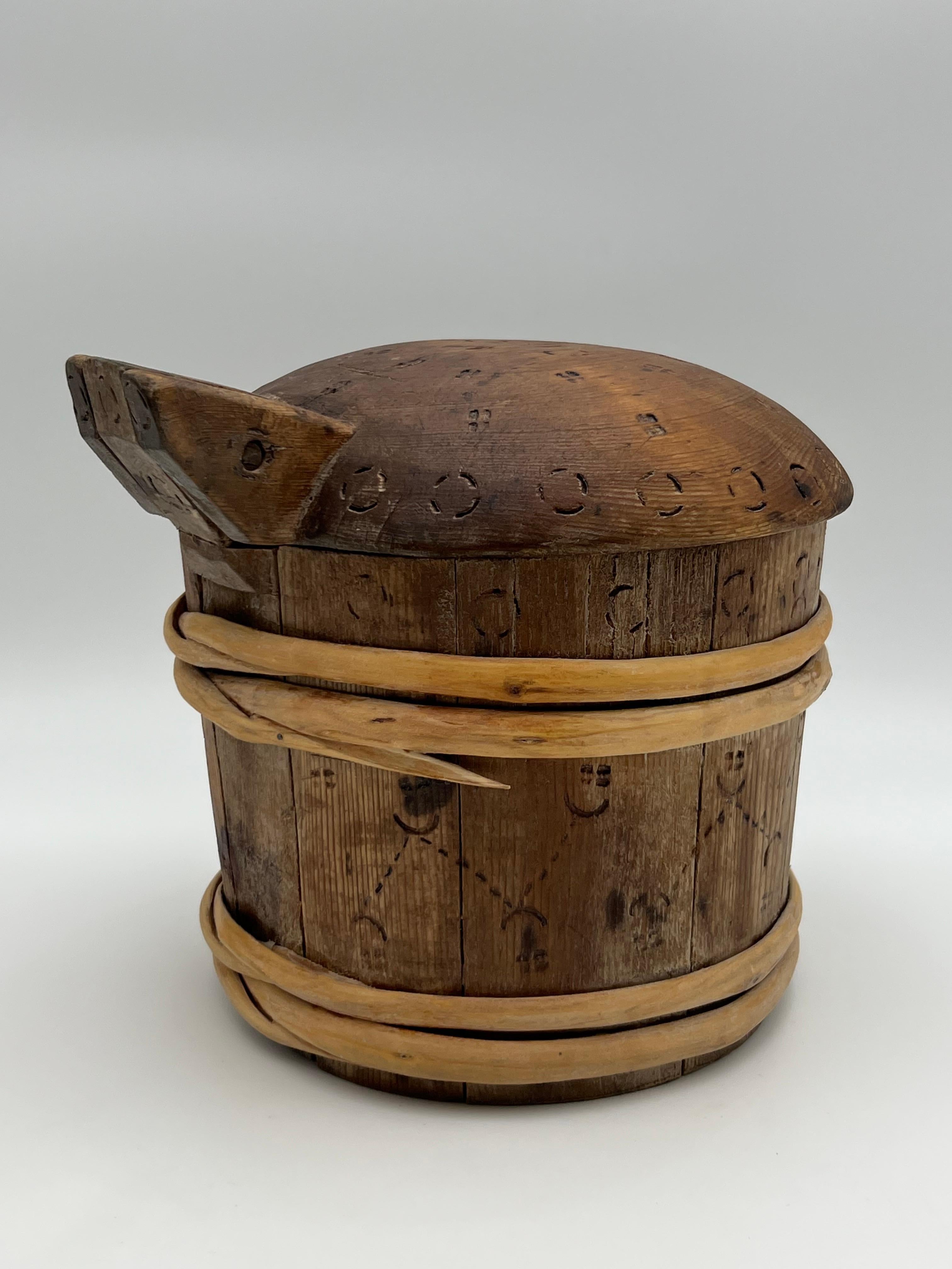Antico boccale scandinavo del 1800 / forma di burro, primitivo di qualità museale in vendita 3