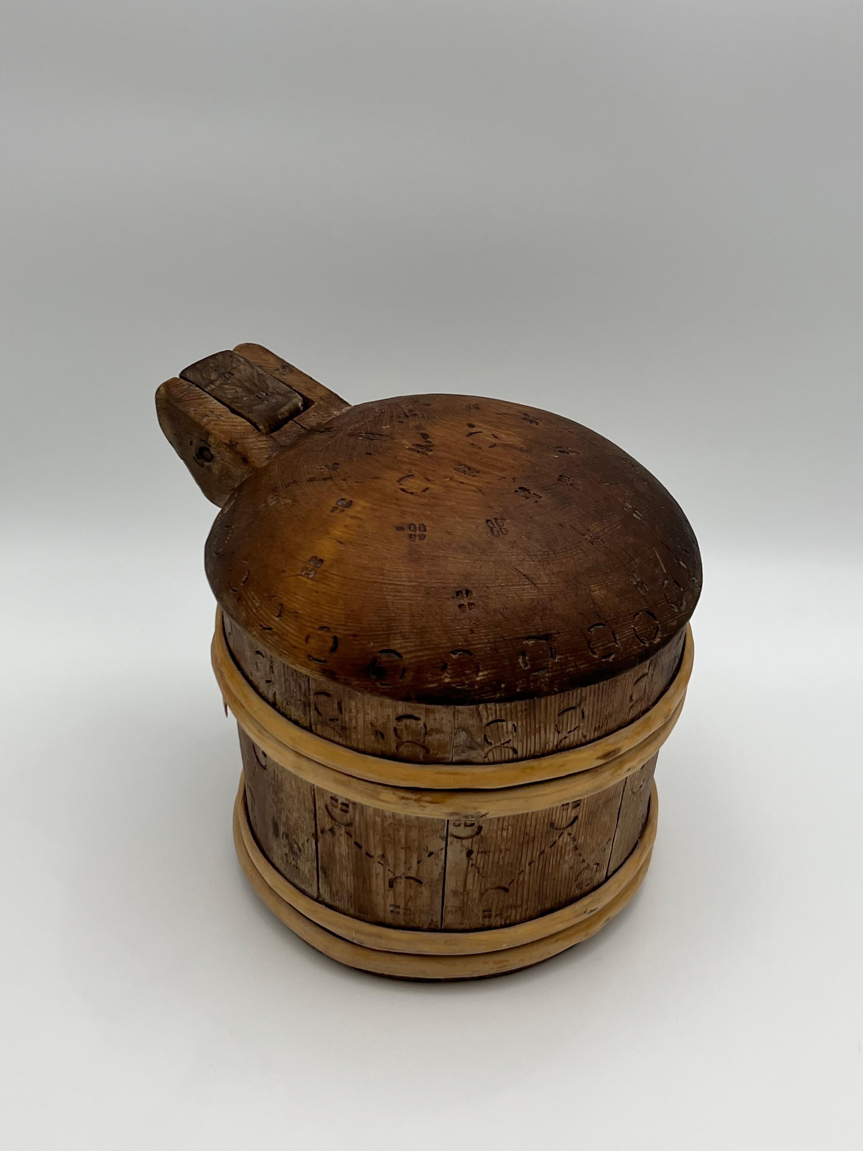 Raro boccale antico scandinavo/islandese con coperchio (ca. 1830-1850) - pezzo da collezione di qualità museale

Questo eccezionale oggetto d'antiquariato rustico è un contenitore tradizionale islandese/norvegese/scandinavo per la conservazione