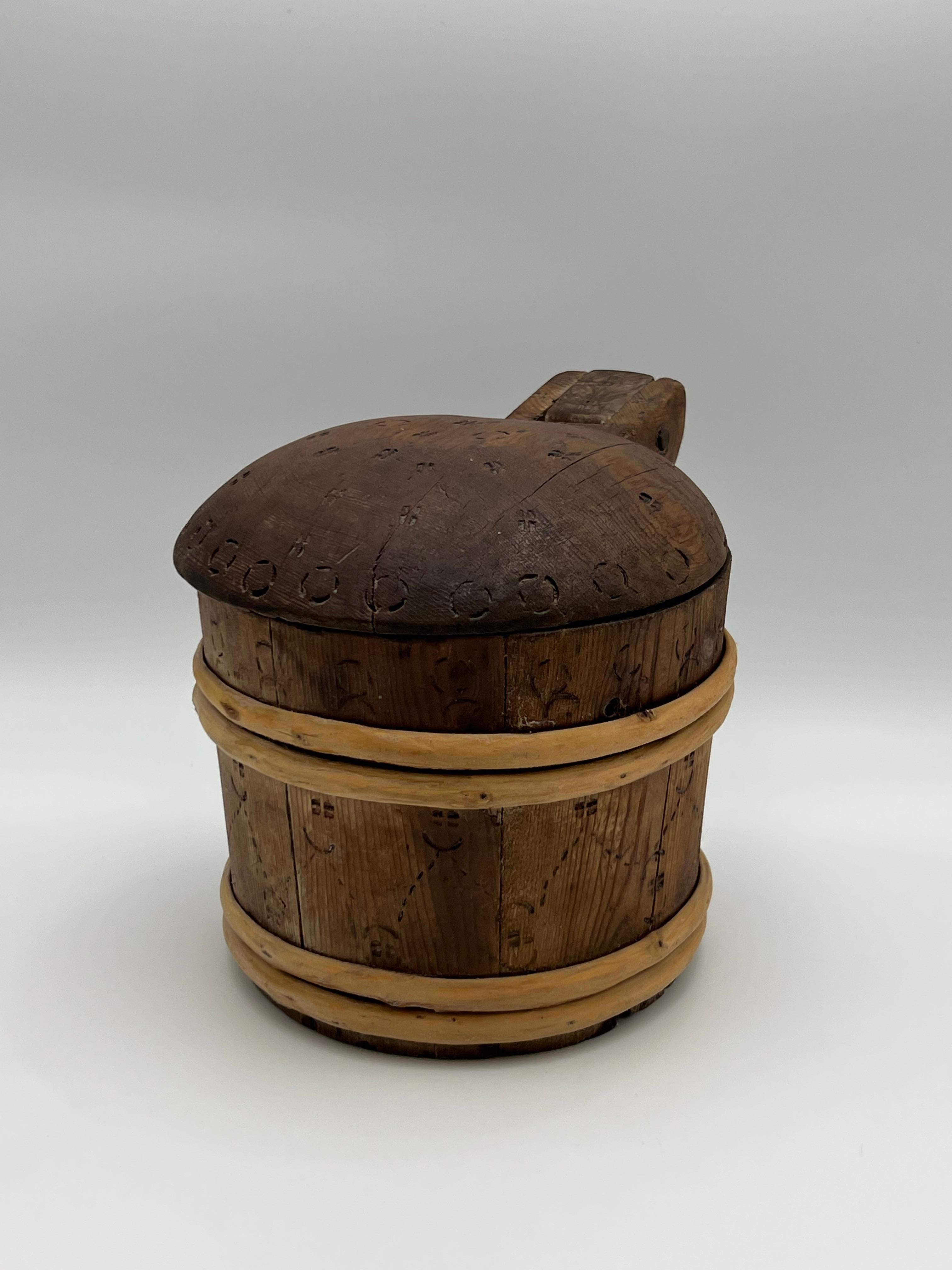 Islandese Antico boccale scandinavo del 1800 / forma di burro, primitivo di qualità museale in vendita