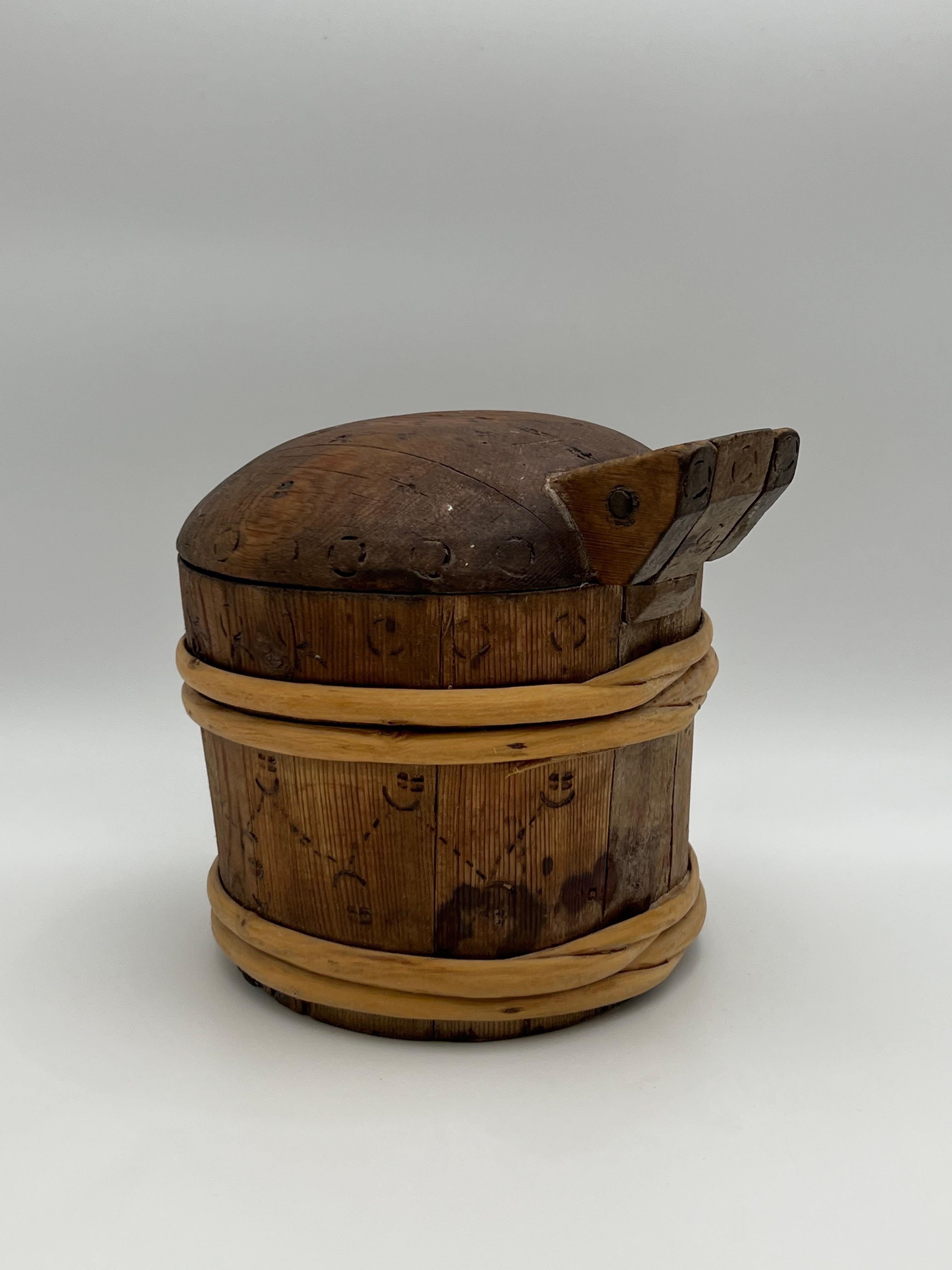 Fatto a mano Antico boccale scandinavo del 1800 / forma di burro, primitivo di qualità museale in vendita