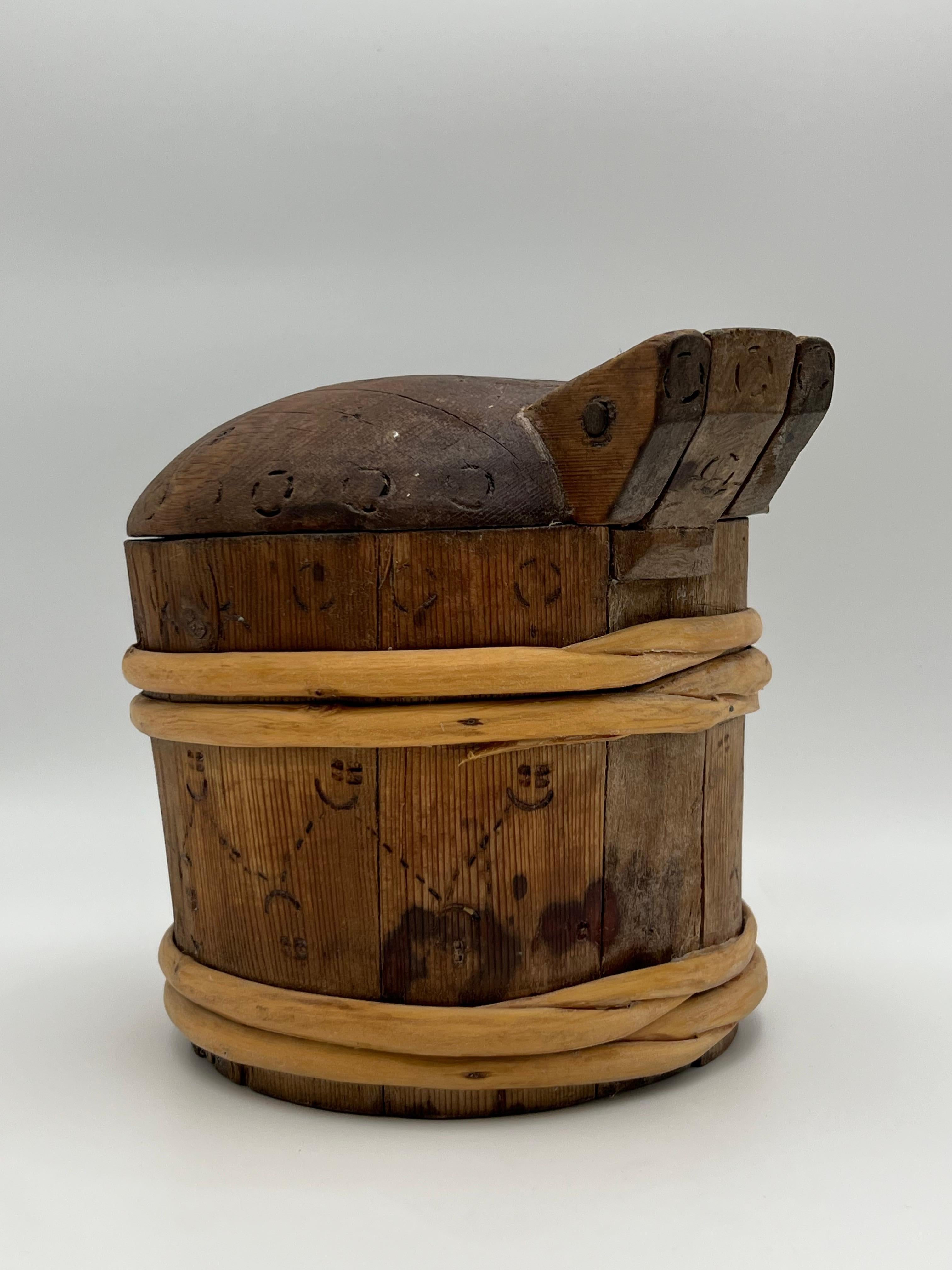 Antico boccale scandinavo del 1800 / forma di burro, primitivo di qualità museale In condizioni buone in vendita a Skien, NO