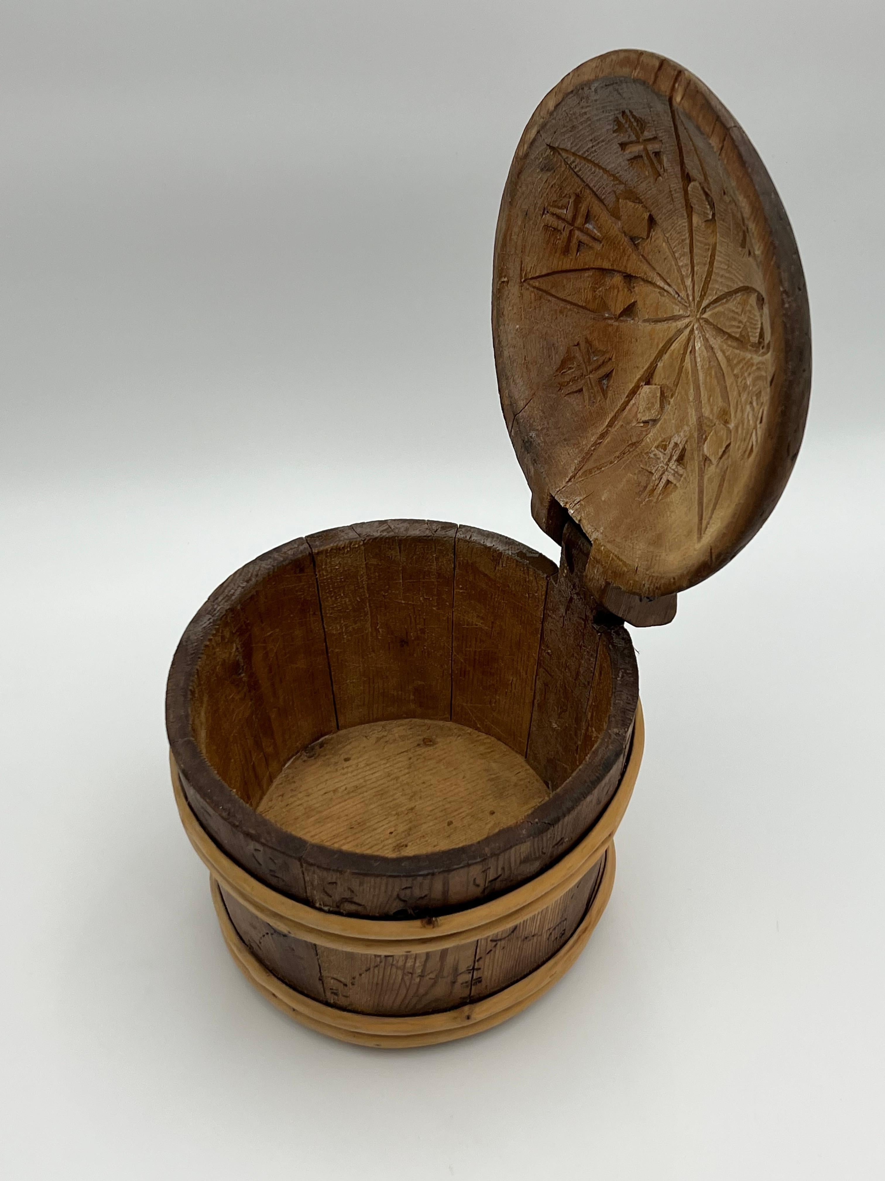 XIX secolo Antico boccale scandinavo del 1800 / forma di burro, primitivo di qualità museale in vendita