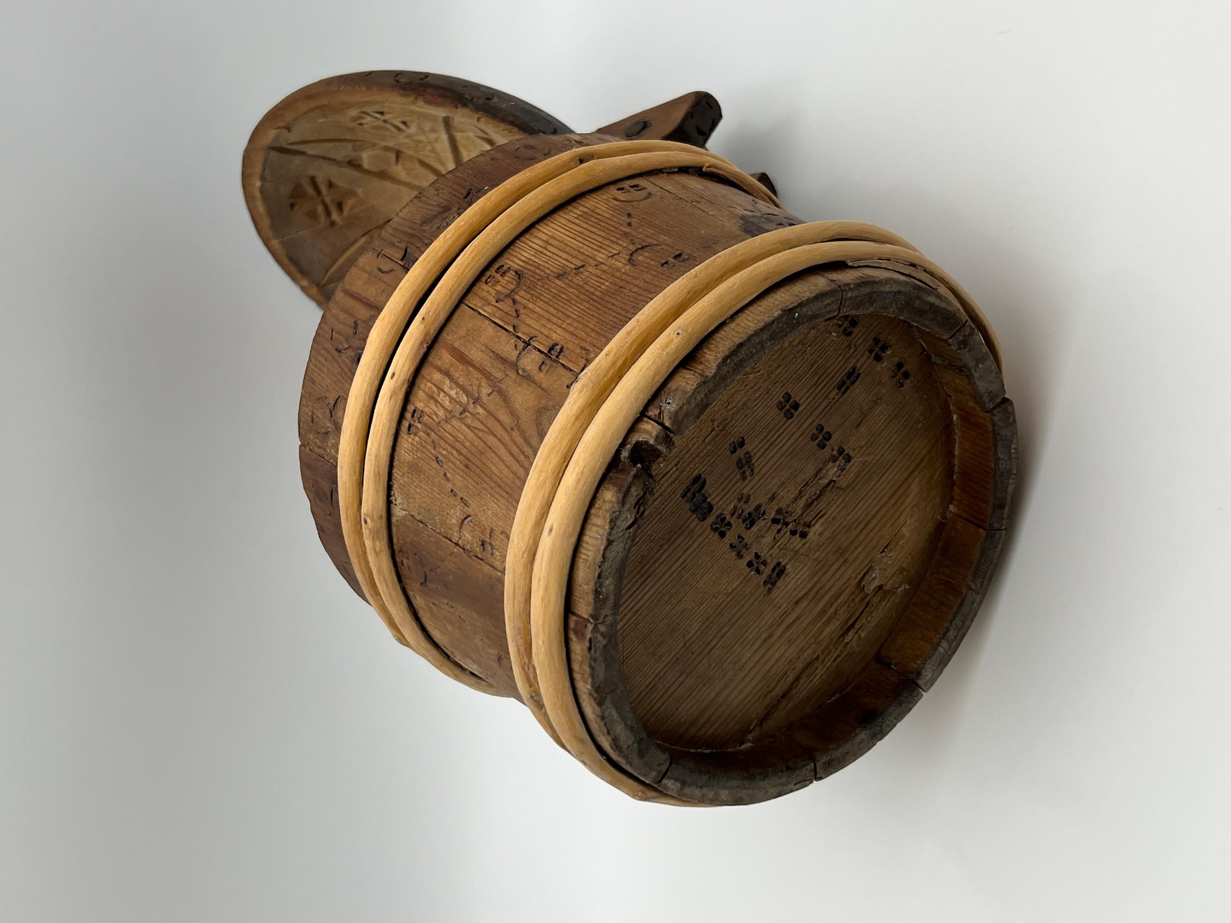 Legno Antico boccale scandinavo del 1800 / forma di burro, primitivo di qualità museale in vendita