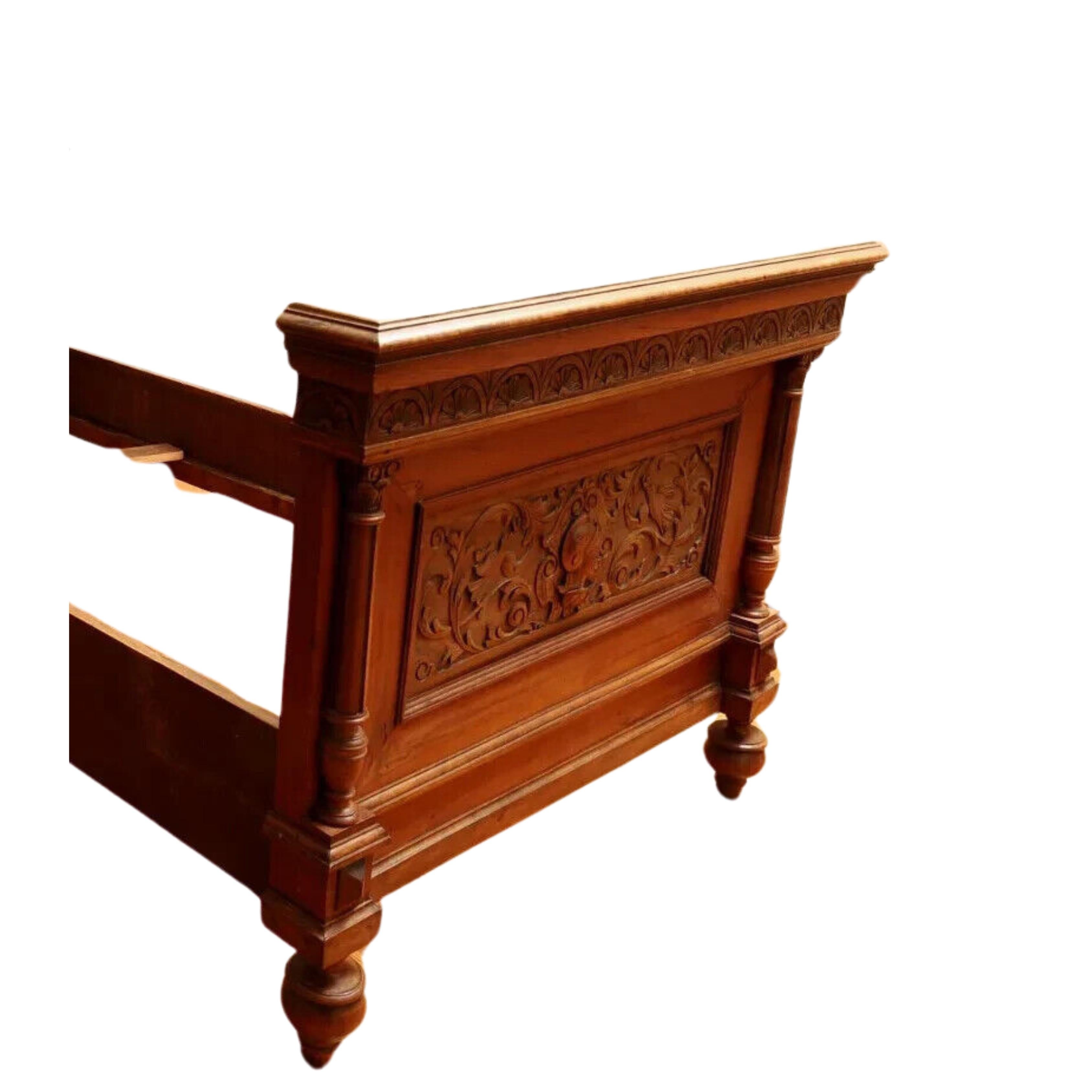 Antico del 1800  Letti gemelli in legno di noce intagliato austriaco, coppia, con binari,  Set di 2 In condizioni buone a Austin, TX