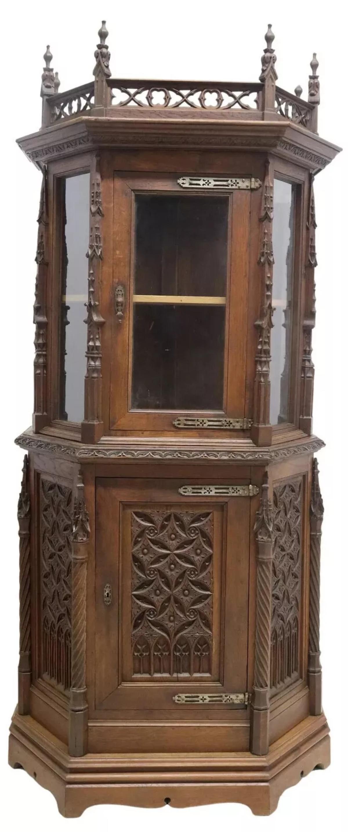 Néo-gothique Armoire, vitrine, exposition, néo-gothique française des années 1800, bois sculpté ! en vente