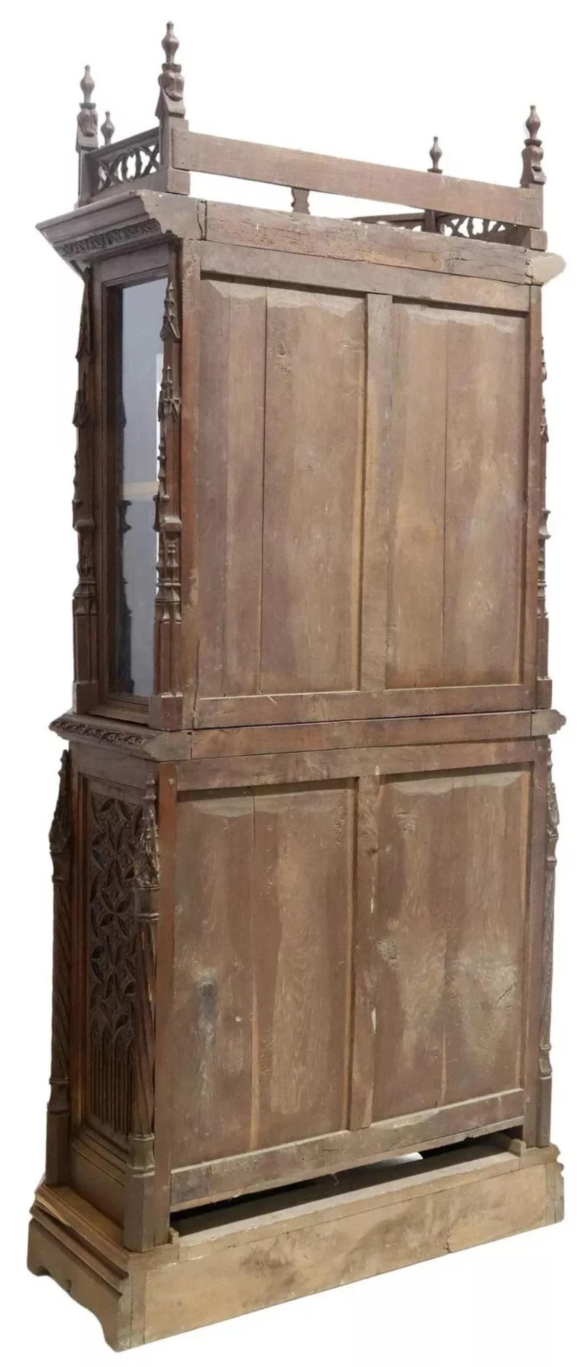 Français Armoire, vitrine, exposition, néo-gothique française des années 1800, bois sculpté ! en vente