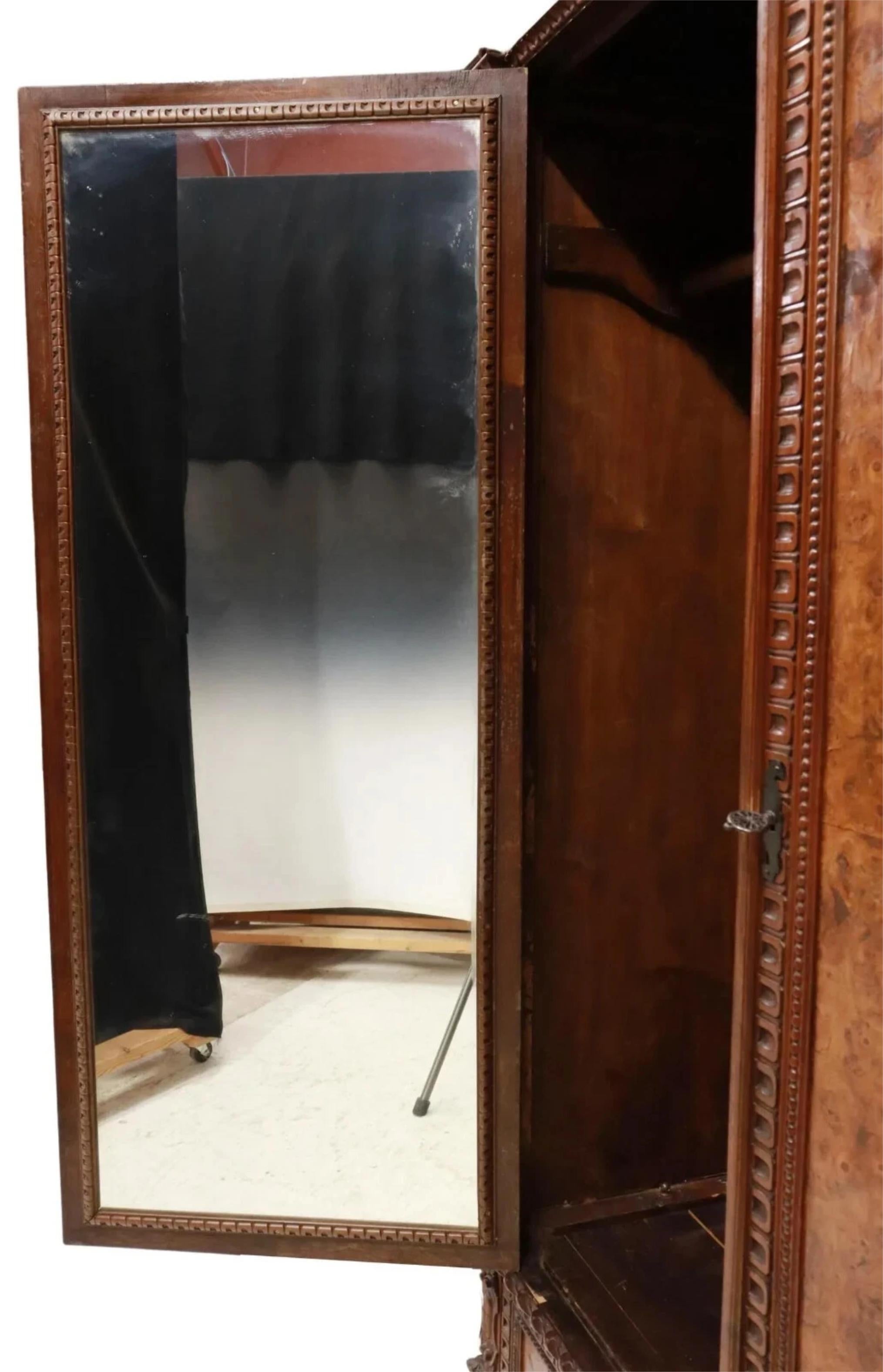 Néo-Renaissance Armoire ancienne en noyer sculpté, style renaissance italienne, datant des années 1800 ! en vente