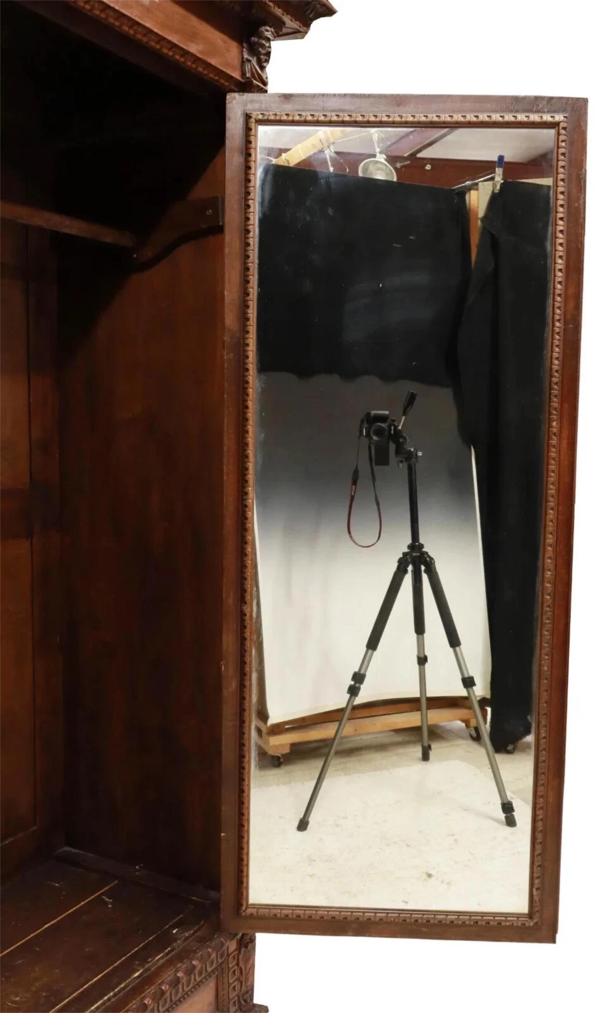 Armoire ancienne en noyer sculpté, style renaissance italienne, datant des années 1800 ! Bon état - En vente à Austin, TX