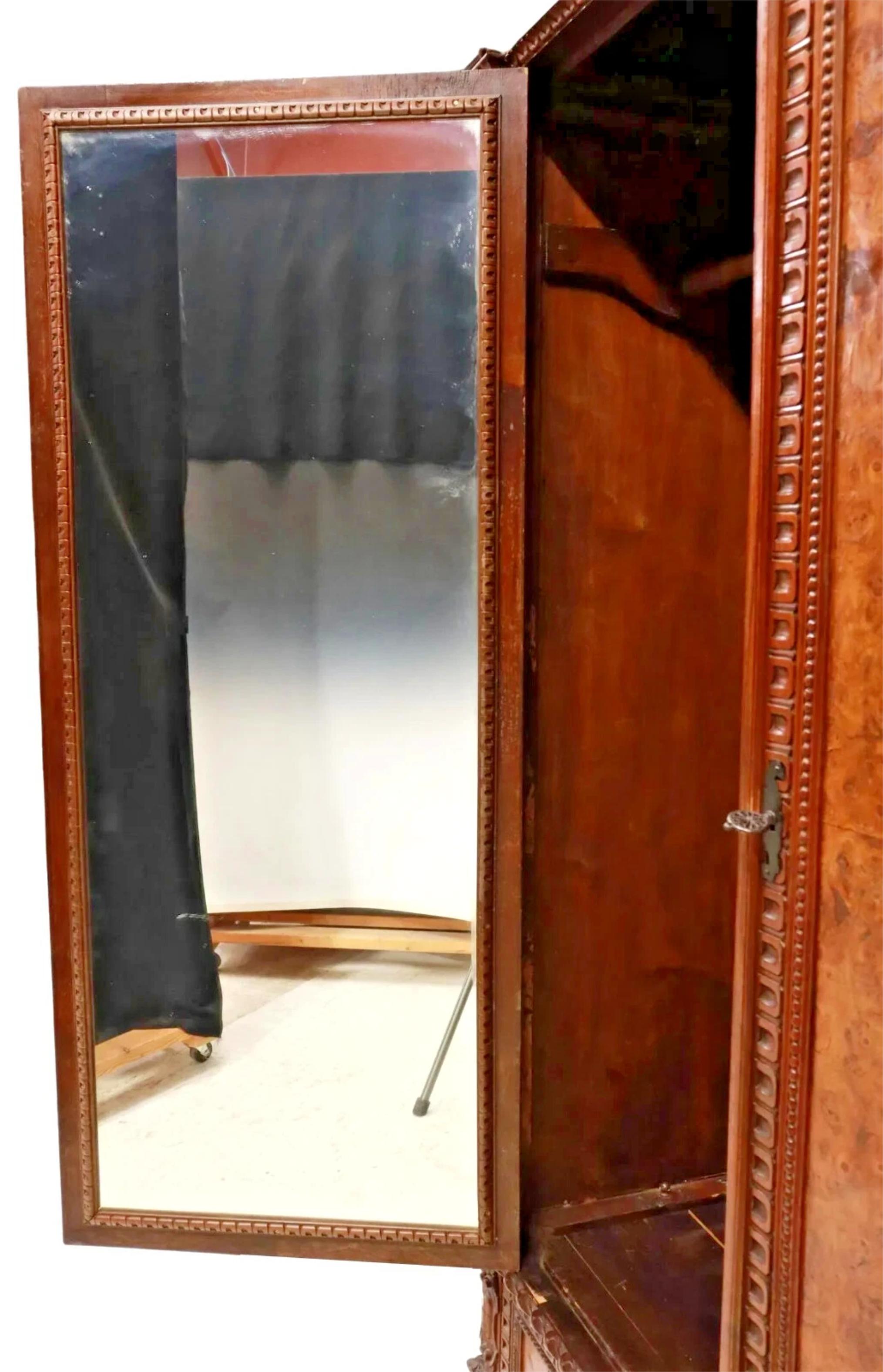 Armoire ancienne en noyer sculpté, style renaissance italienne, datant des années 1800 ! en vente 1