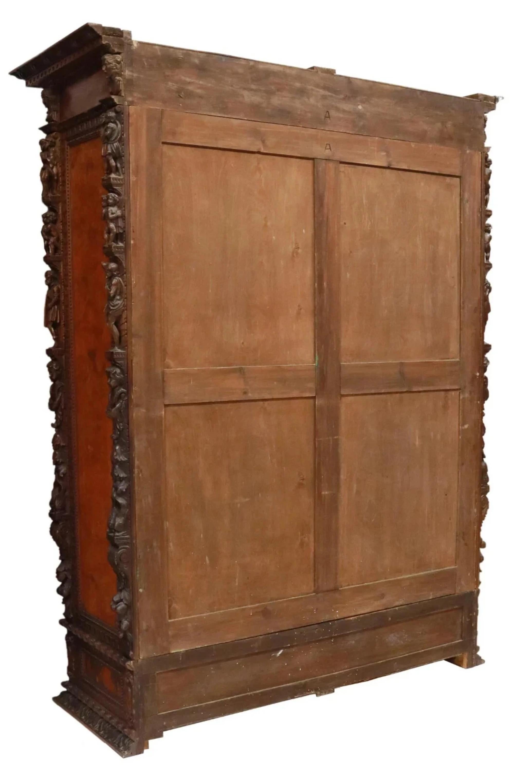 Armoire ancienne en noyer sculpté, style renaissance italienne, datant des années 1800 ! en vente 3