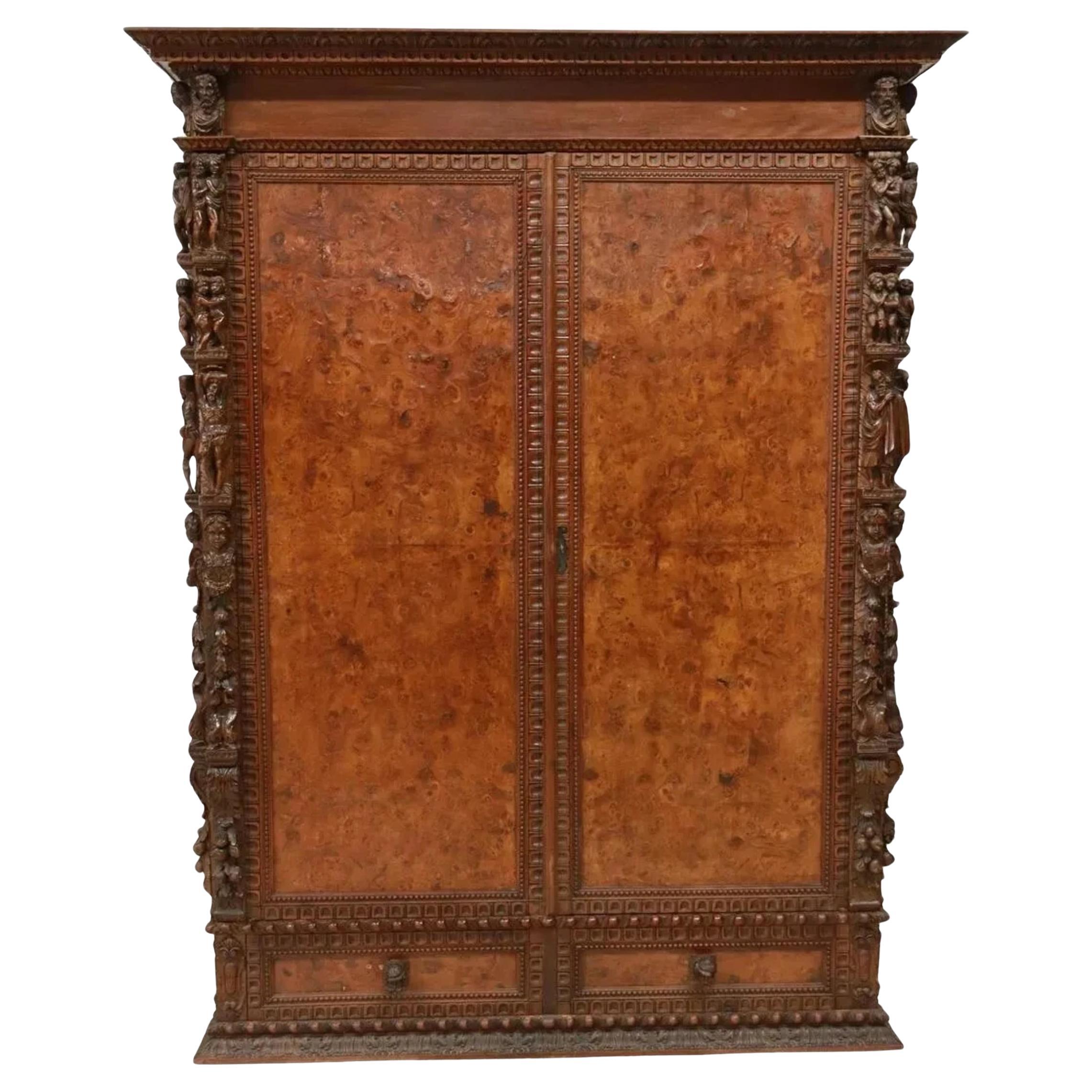 Armoire ancienne en noyer sculpté, style renaissance italienne, datant des années 1800 ! en vente