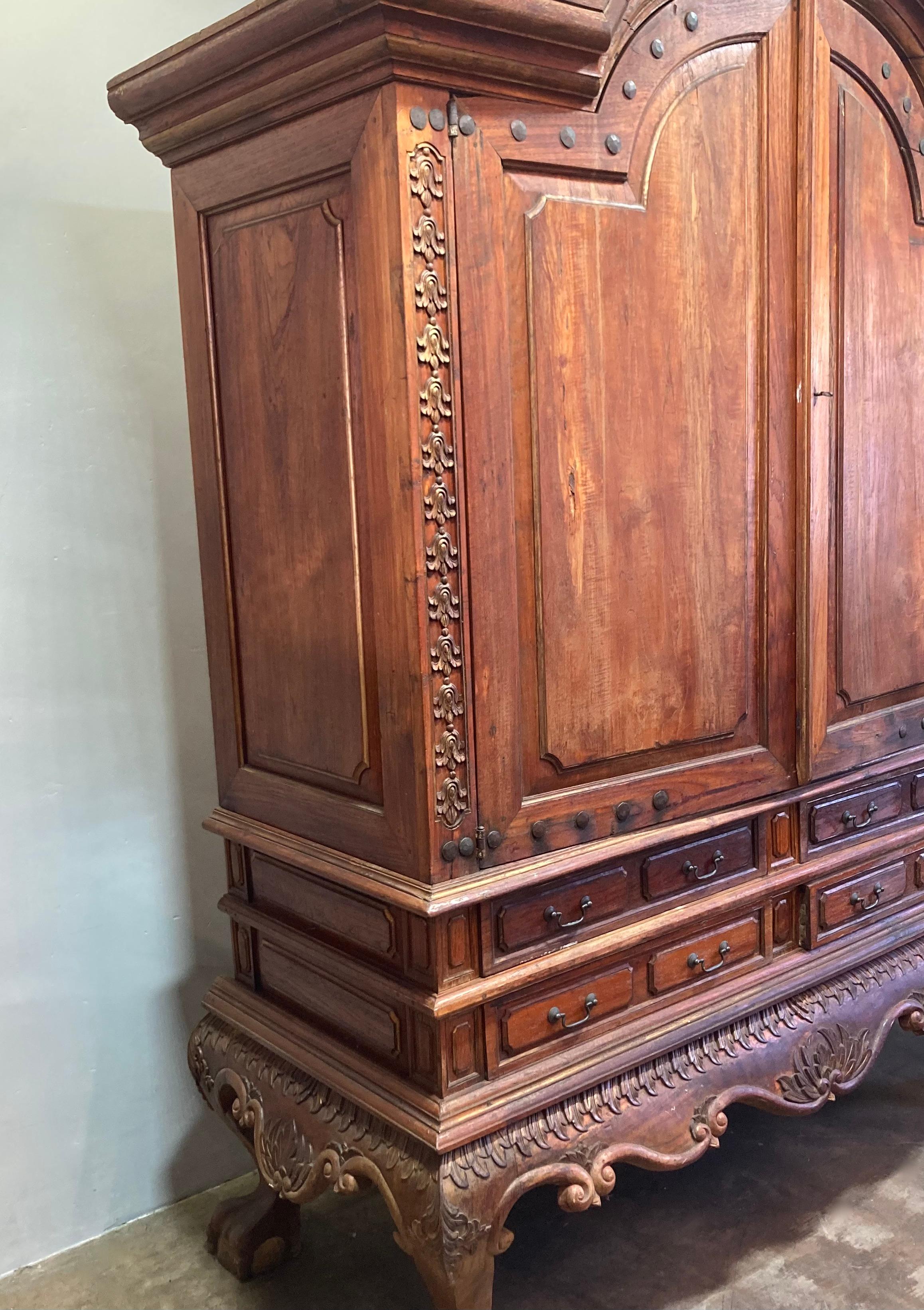 Armario de Madera de Teca Estilo Colonial Holandés Antiguo de 1800 en venta 3