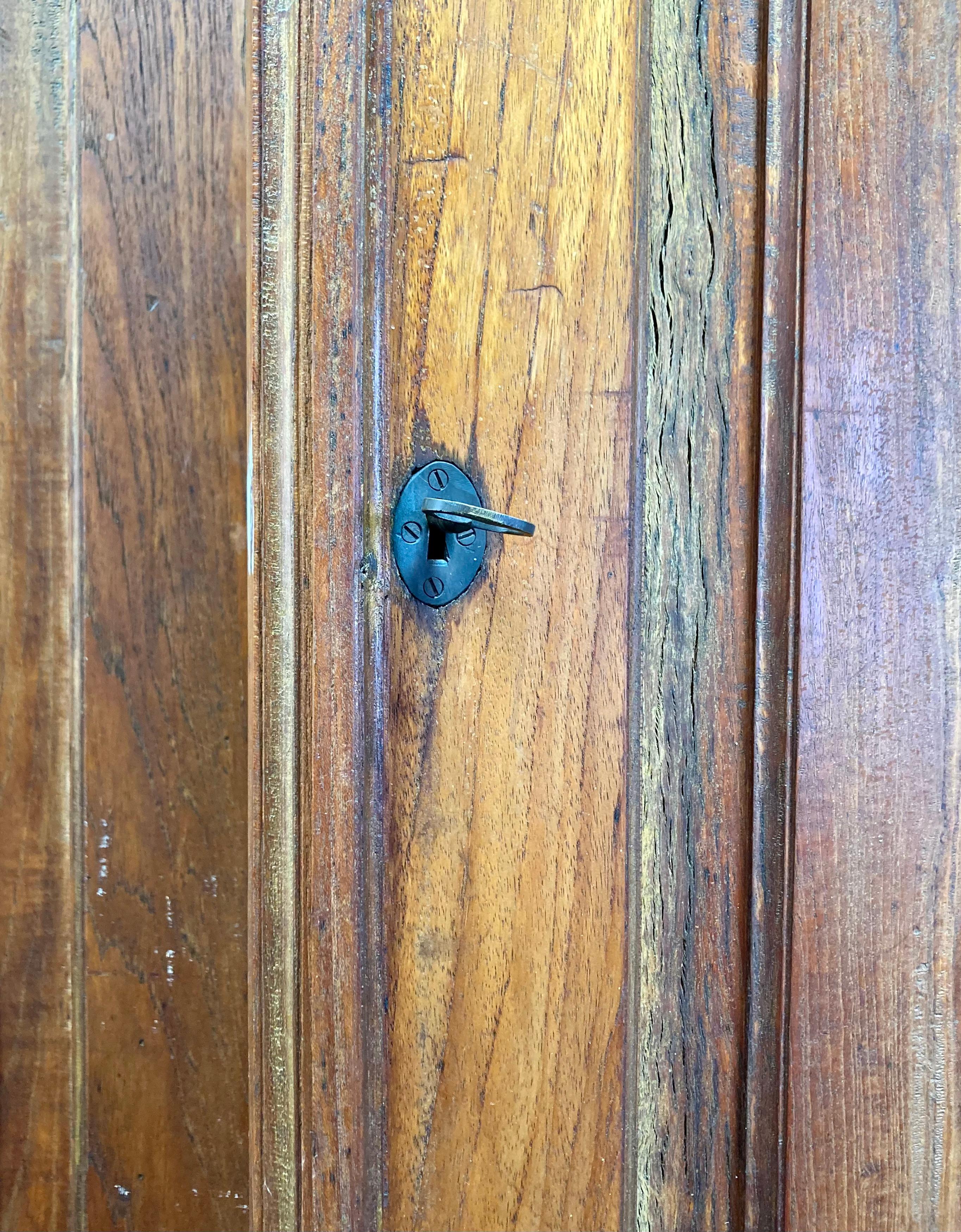 Armario de Madera de Teca Estilo Colonial Holandés Antiguo de 1800 siglo XIX en venta