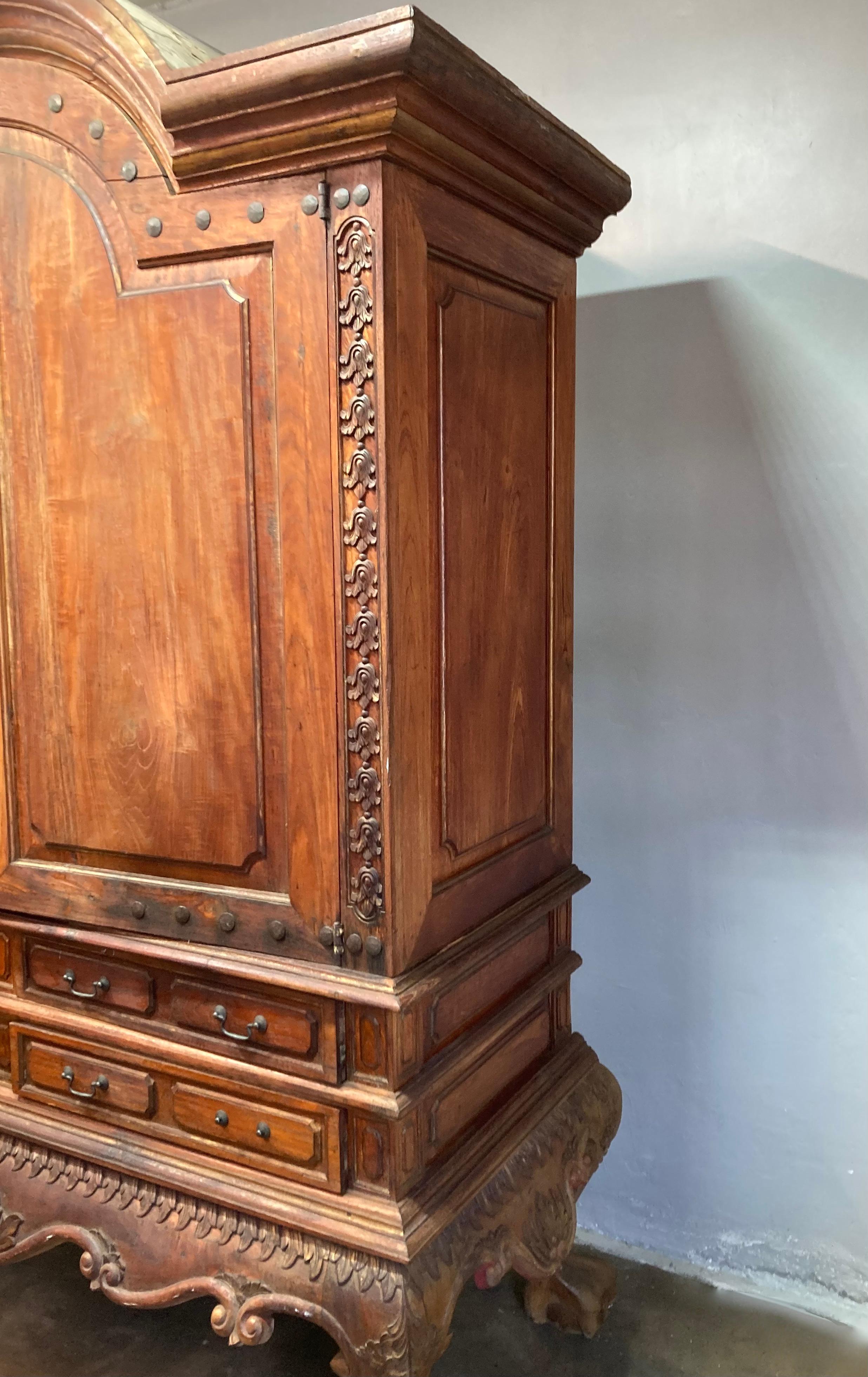 Armario de Madera de Teca Estilo Colonial Holandés Antiguo de 1800 en venta 2