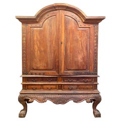 Kleiderschränke und Kommoden aus Holz