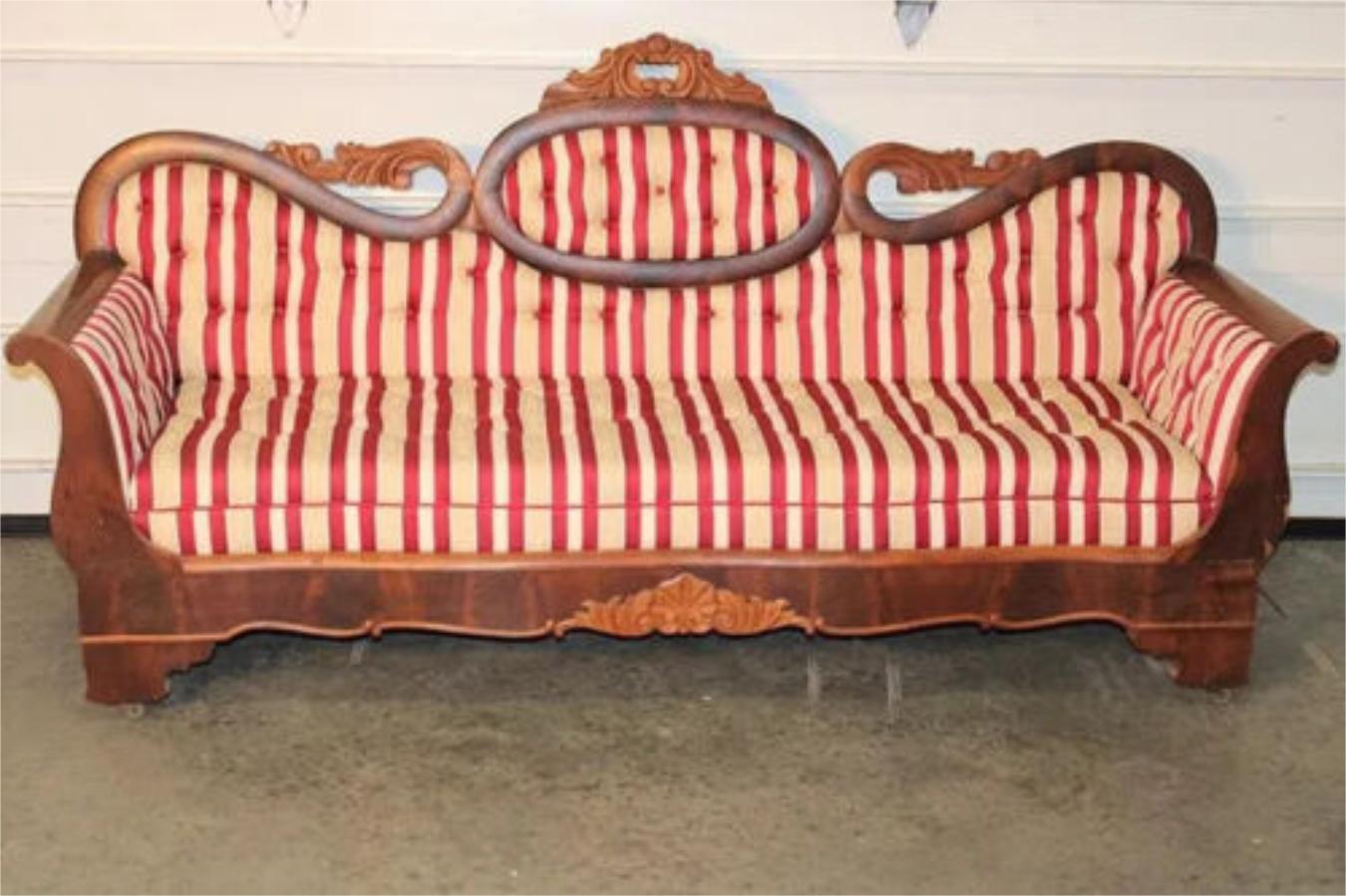 1800's Antike Empire Periode, Medaillon Rücken, Neue Polsterung, Rot/Beige Sofa im Zustand „Gut“ im Angebot in Austin, TX