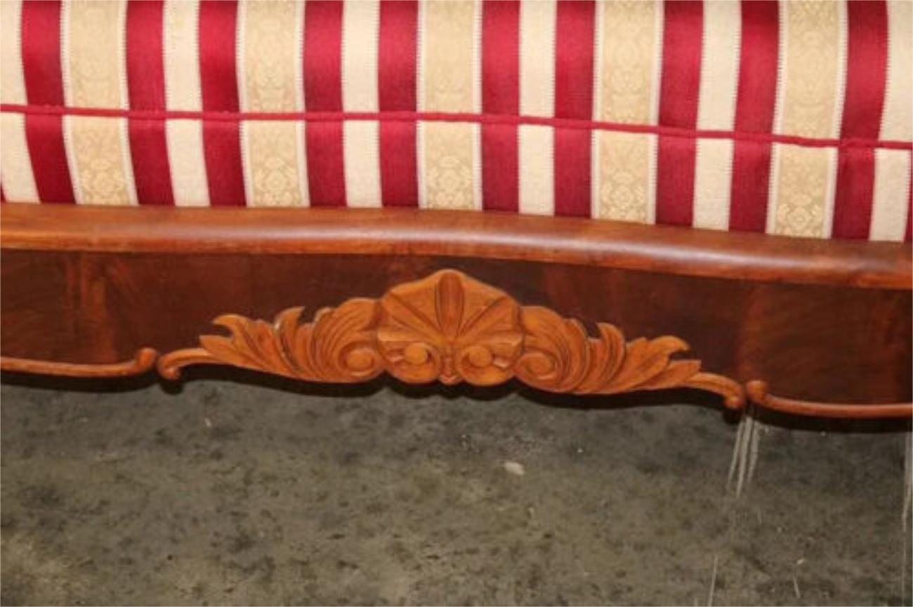 XIXe siècle Ancien canapé Empire des années 1800, dossier en médaillon, nouvelle tapisserie, rouge/beige en vente