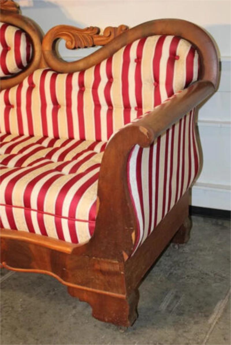 Tissu d'ameublement Ancien canapé Empire des années 1800, dossier en médaillon, nouvelle tapisserie, rouge/beige en vente