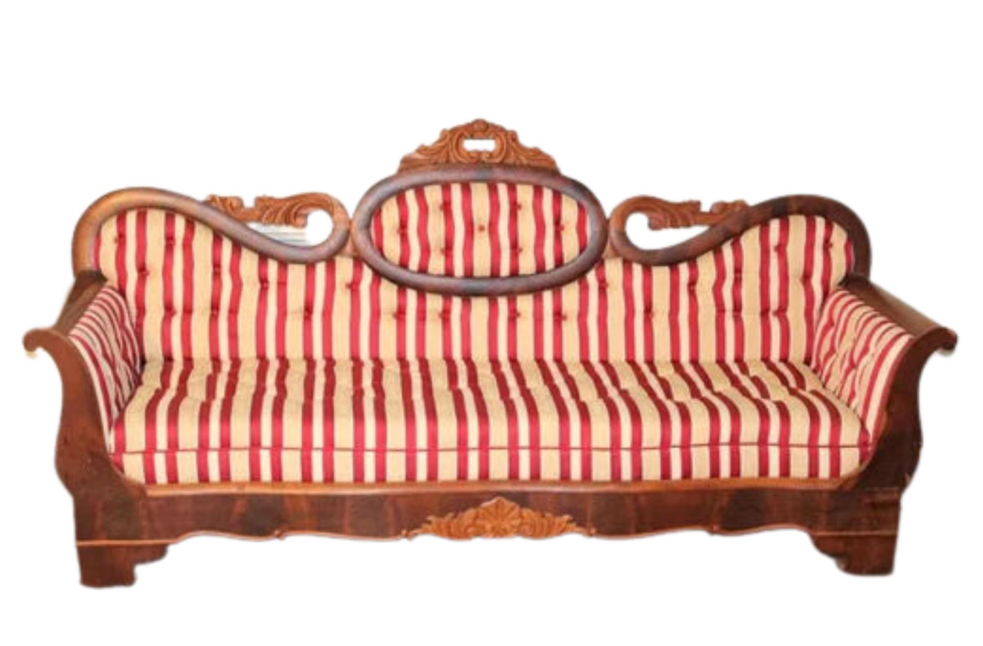 Ancien canapé Empire des années 1800, dossier en médaillon, nouvelle tapisserie, rouge/beige en vente 1