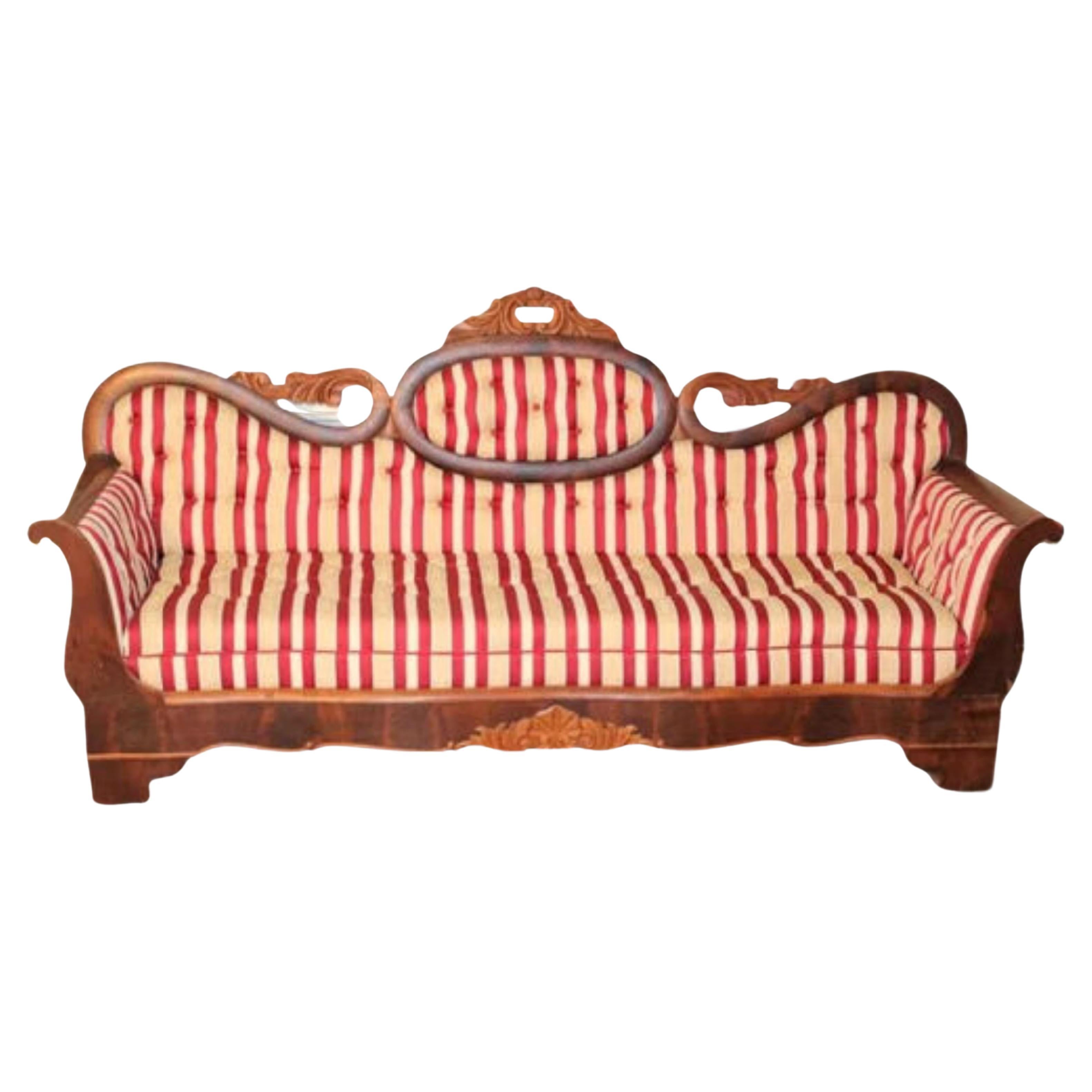 Ancien canapé Empire des années 1800, dossier en médaillon, nouvelle tapisserie, rouge/beige en vente