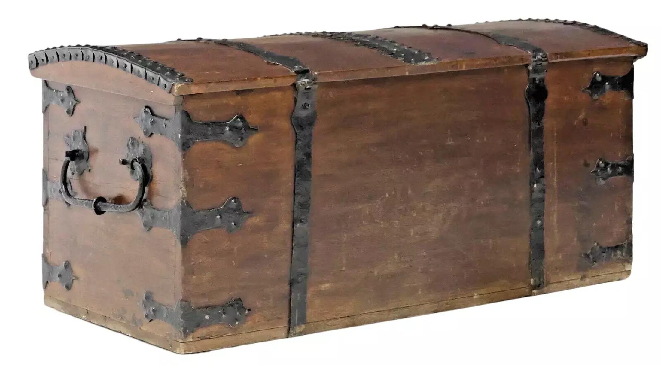 Altro Antico del 1800  Inglese, con cinghie di ferro, Oak, con tetto a cupola. Forziere, cassapanca! in vendita
