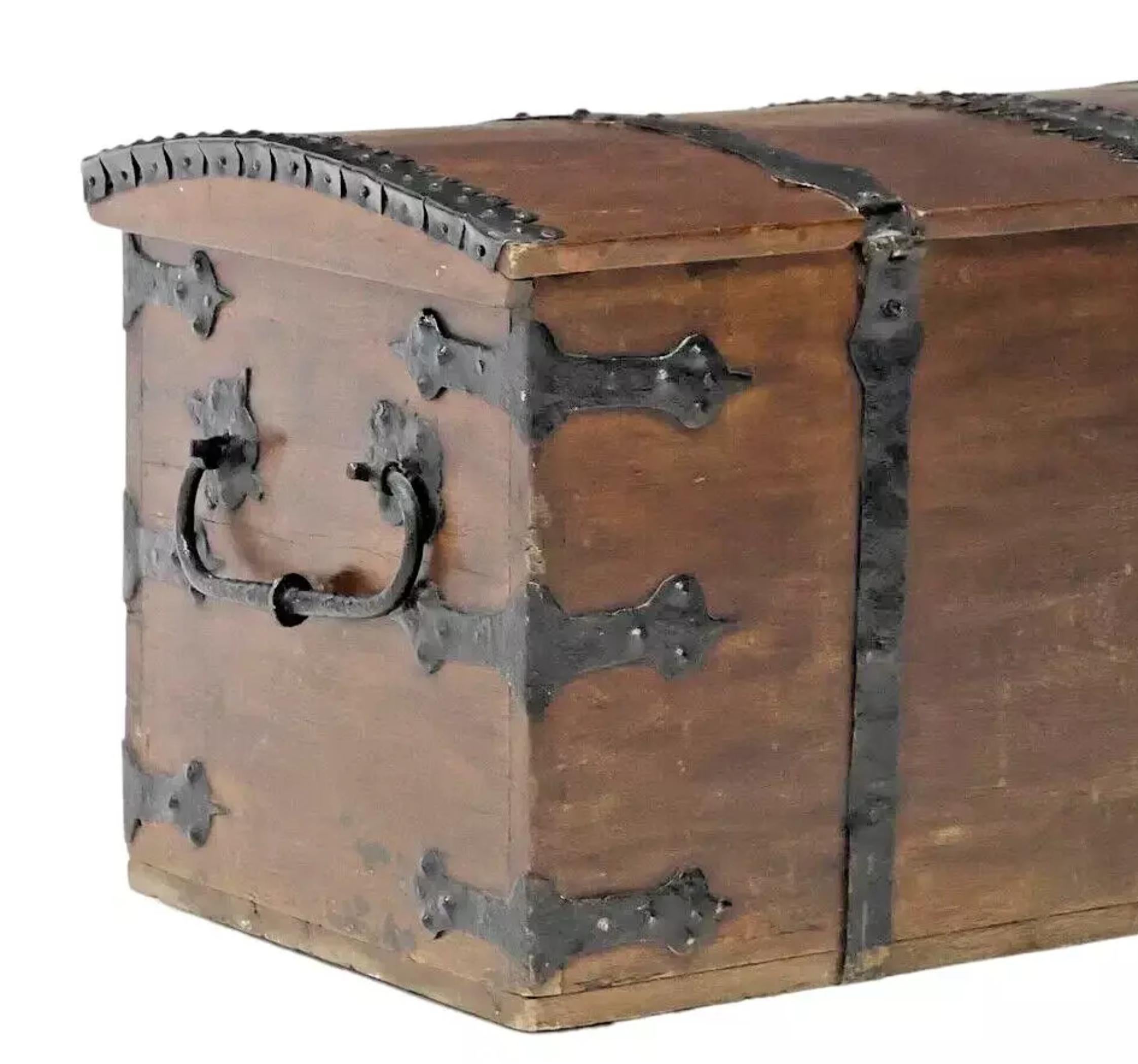 Quercia Antico del 1800  Inglese, con cinghie di ferro, Oak, con tetto a cupola. Forziere, cassapanca! in vendita
