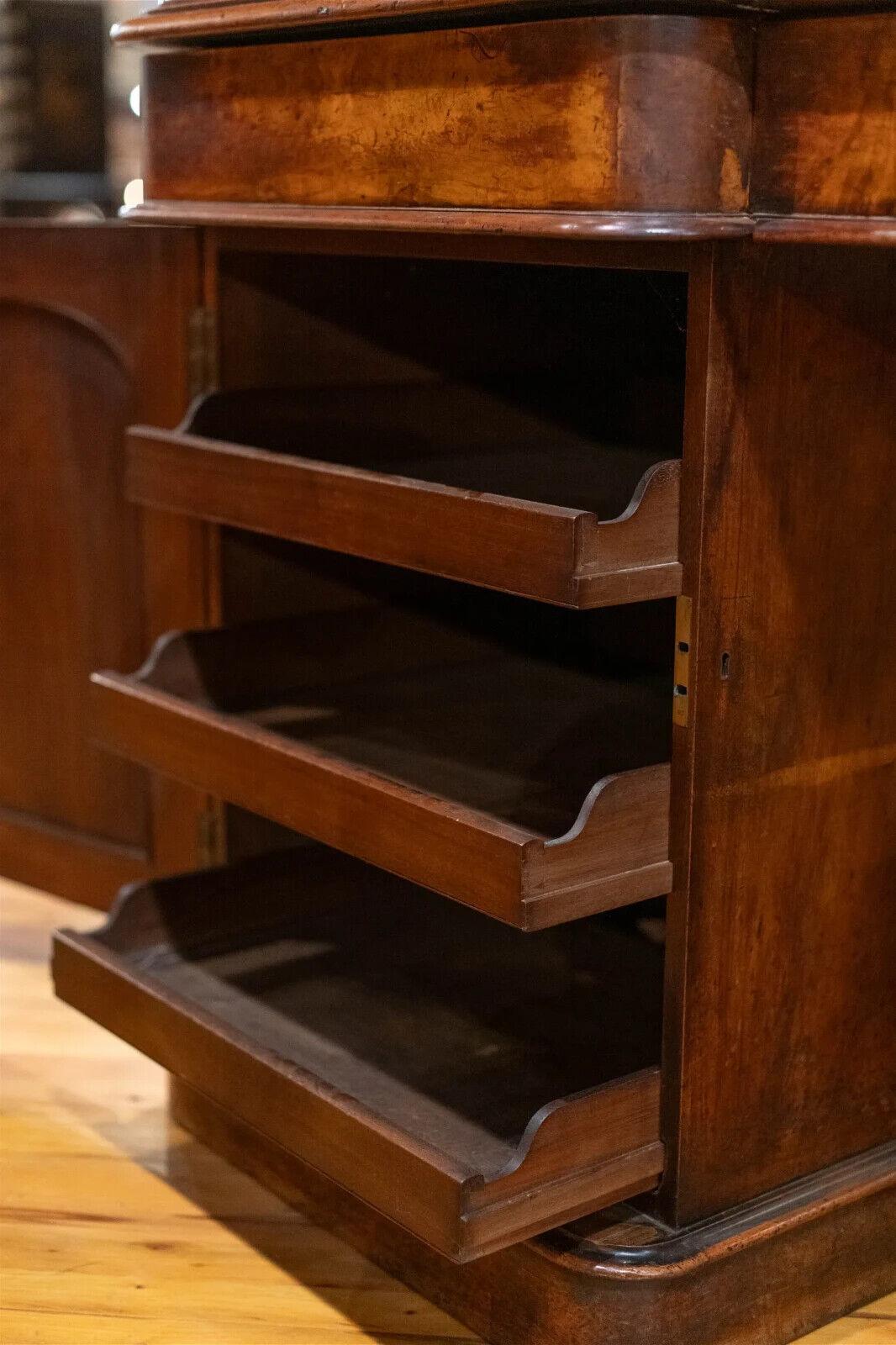 Splendida credenza antica, inglese, mogano, credenza con piedistallo, 6 cassetti, XIX secolo, 1800!!!

Questa antica credenza inglese è un vero capolavoro. Realizzato in mogano pregiato e intagliato con dettagli squisiti, questo pezzo del XIX secolo