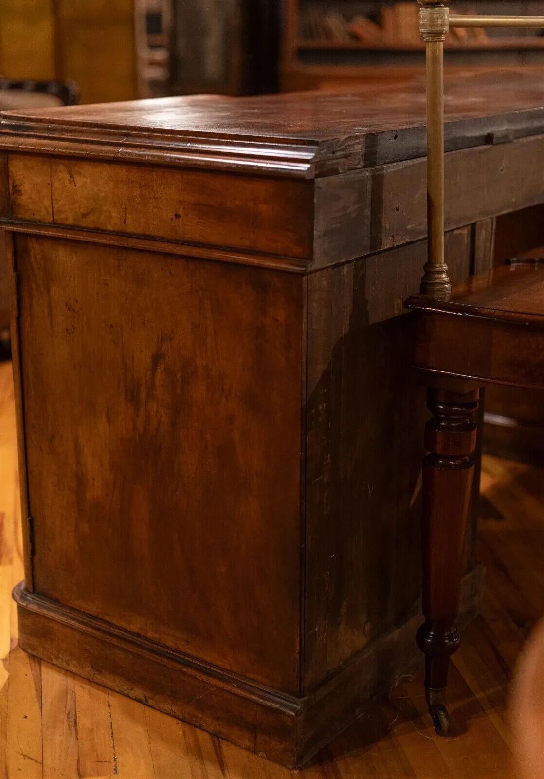 Antica credenza inglese del 1800, in mogano, con cassetti e piedistallo!!! In condizioni buone in vendita a Austin, TX