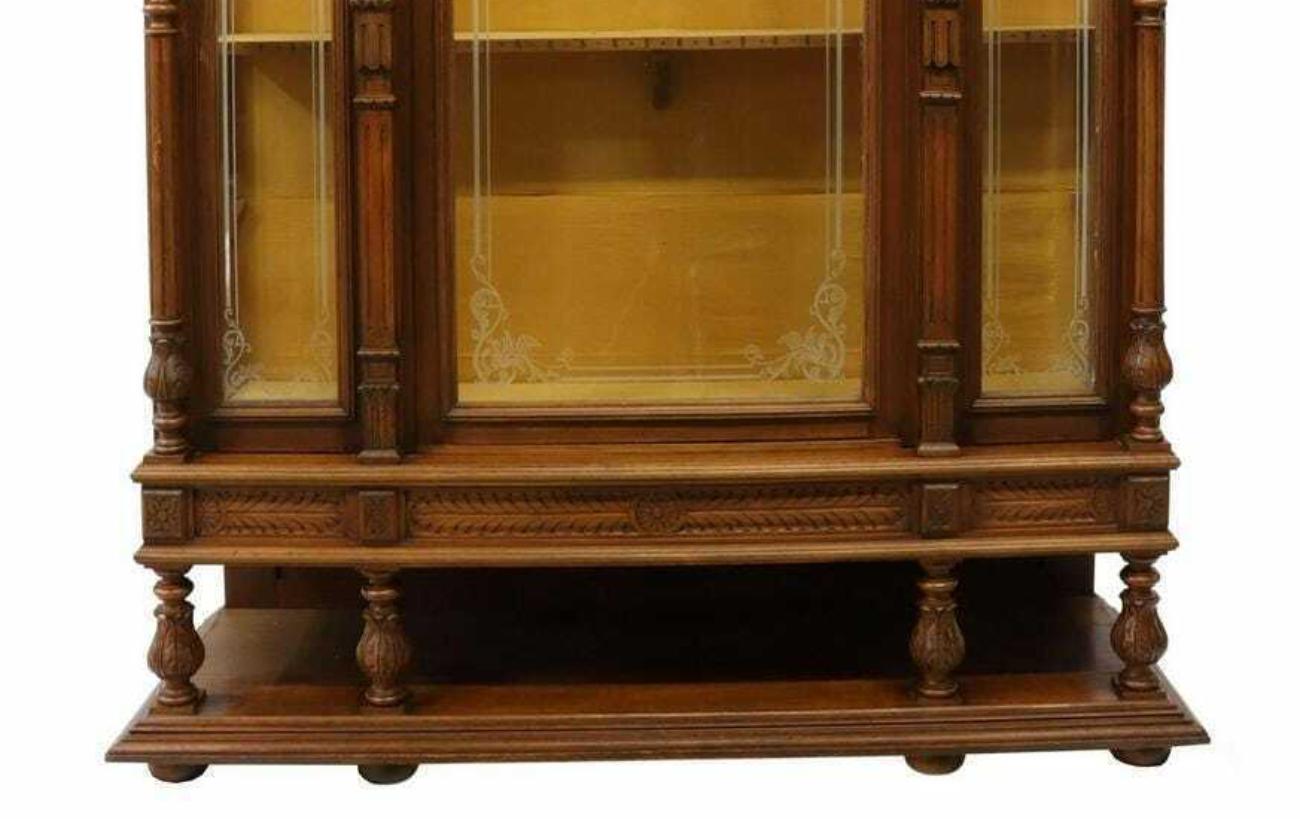 1800's Antique Etched Glass French Henri II Style, Walnut Bookcase In Good Condition For Sale In Austin, TX