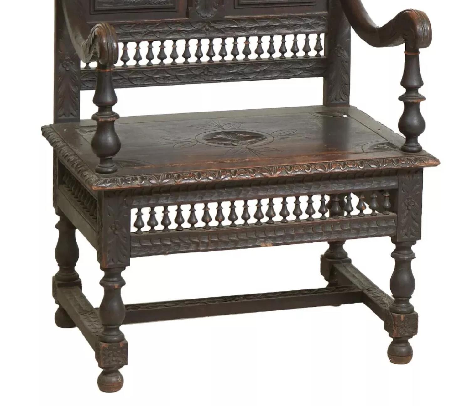 1800's Antique French Breton, Roble Tallado, Cresta Espiral, Sillón Otro en venta