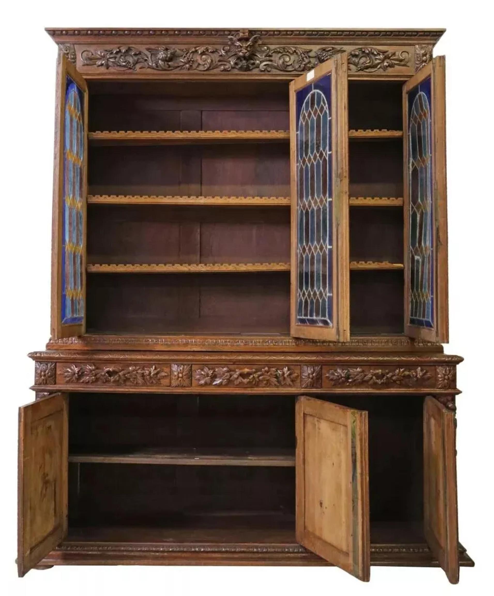 1800's Antique French Librería de Roble Tallado y Vidrieras, Caza, Foliado Otro en venta