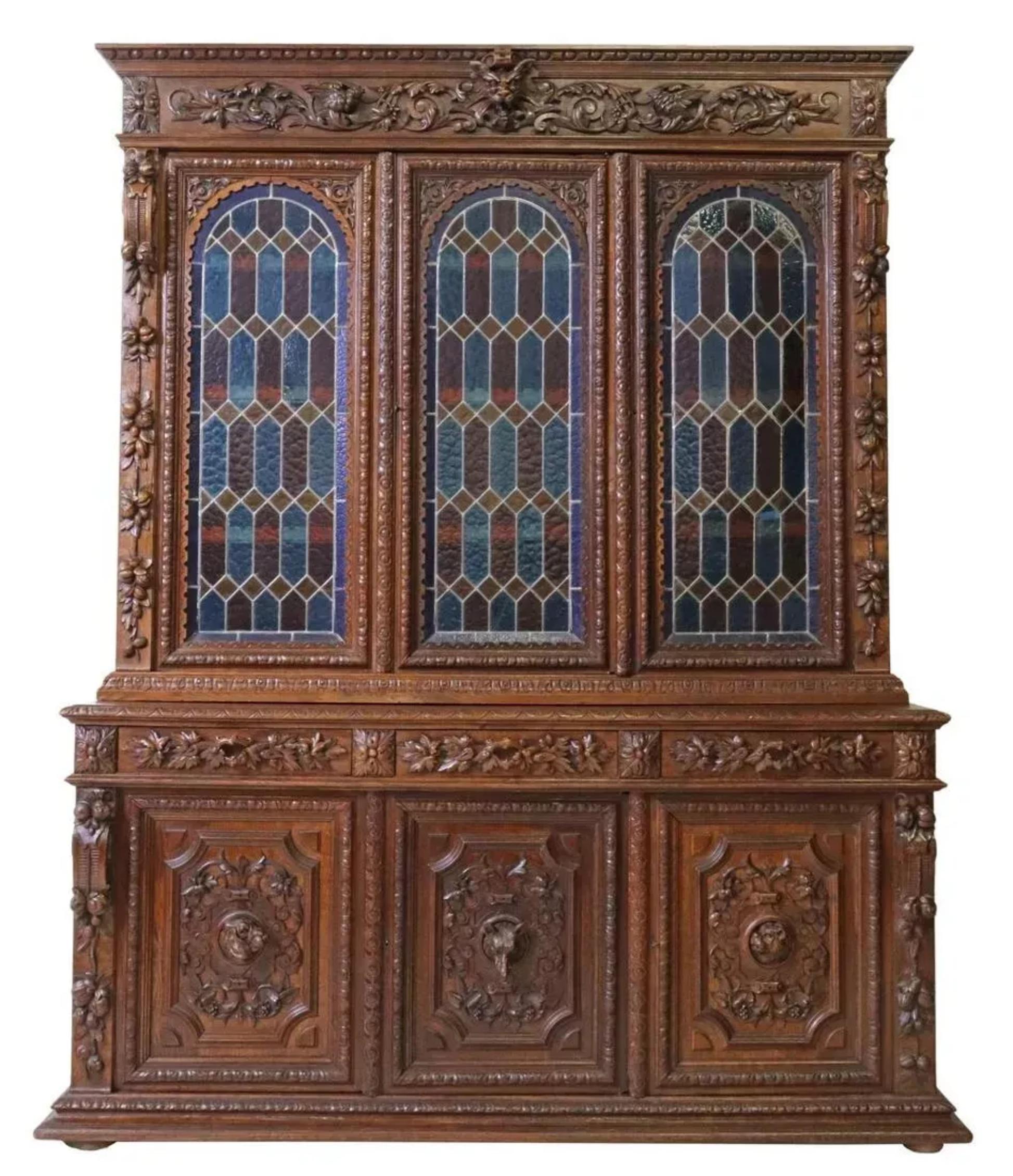 ¡1800's Antique French Carved Oak, Stained Leaded Glass, Hunt, Foliate Bookcase! Otro en venta