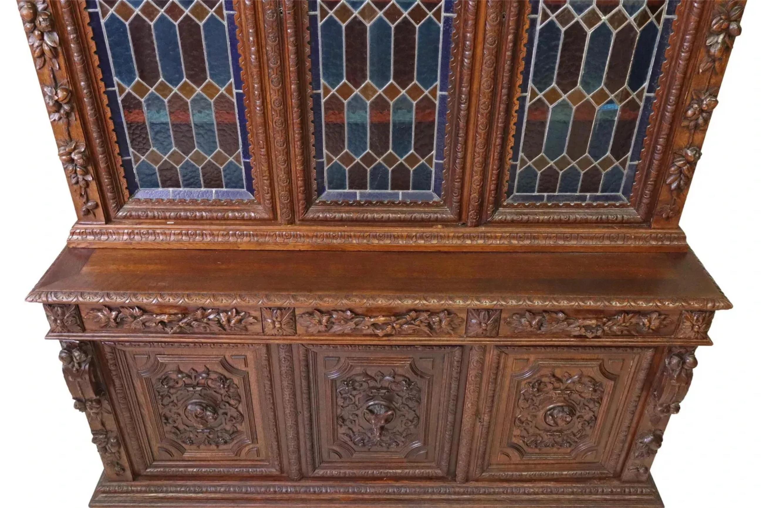 1800's Antique French Librería de Roble Tallado y Vidrieras, Caza, Foliado Francés en venta