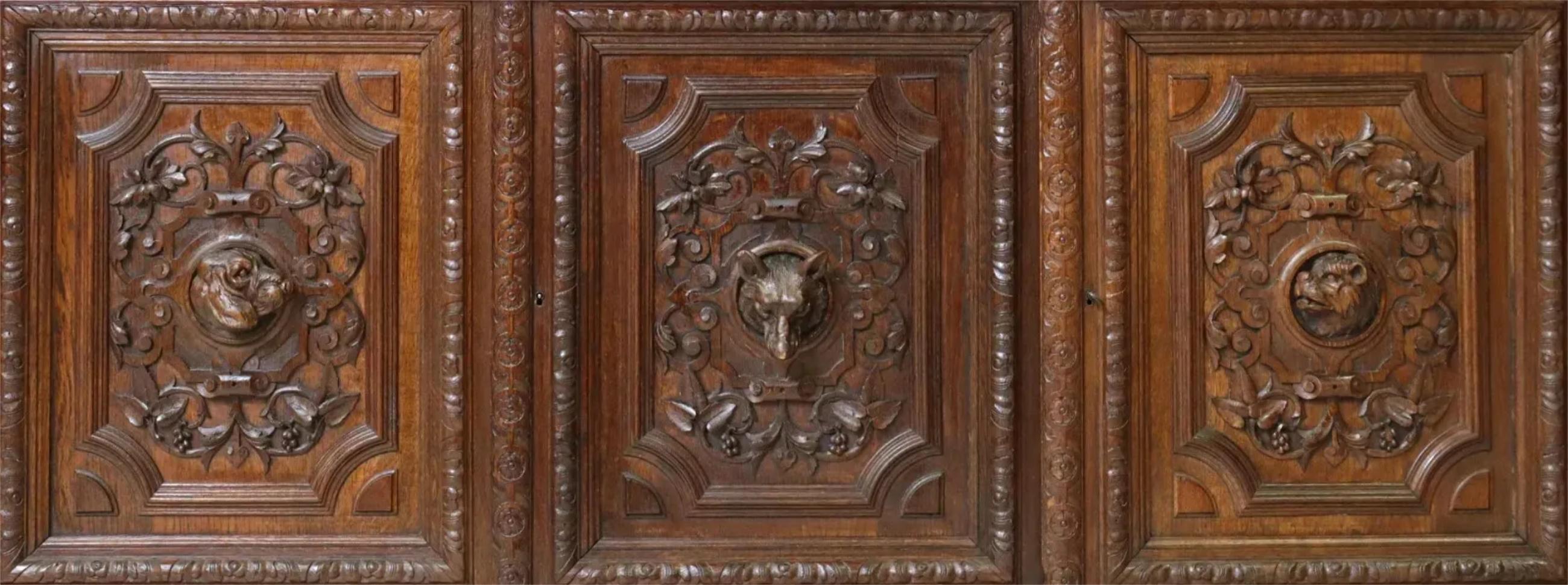 1800's Antique French Librería de Roble Tallado y Vidrieras, Caza, Foliado Tallado a mano en venta