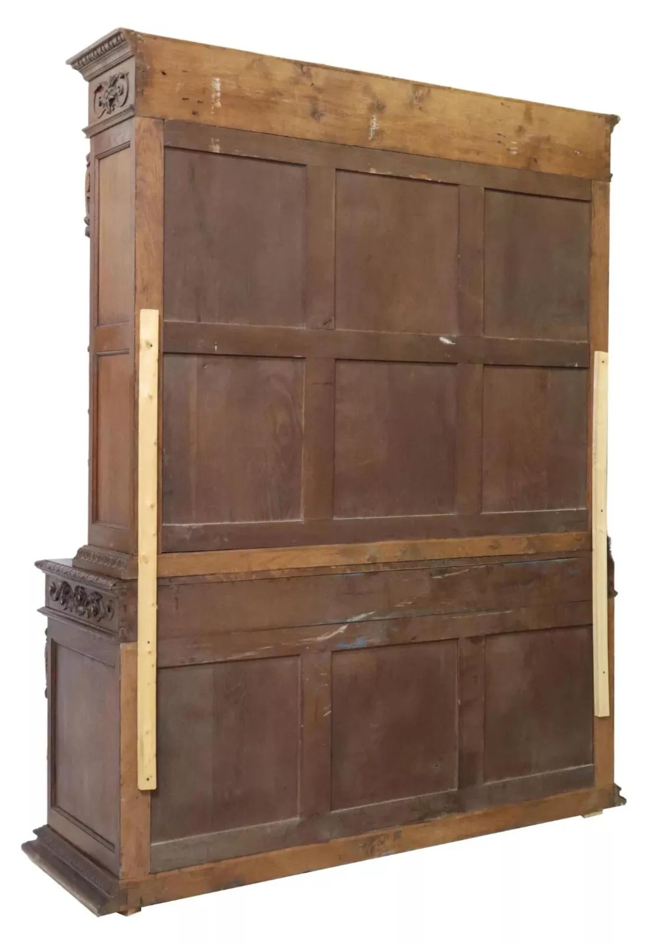 1800's Antique French Librería de Roble Tallado y Vidrieras, Caza, Foliado siglo XIX en venta