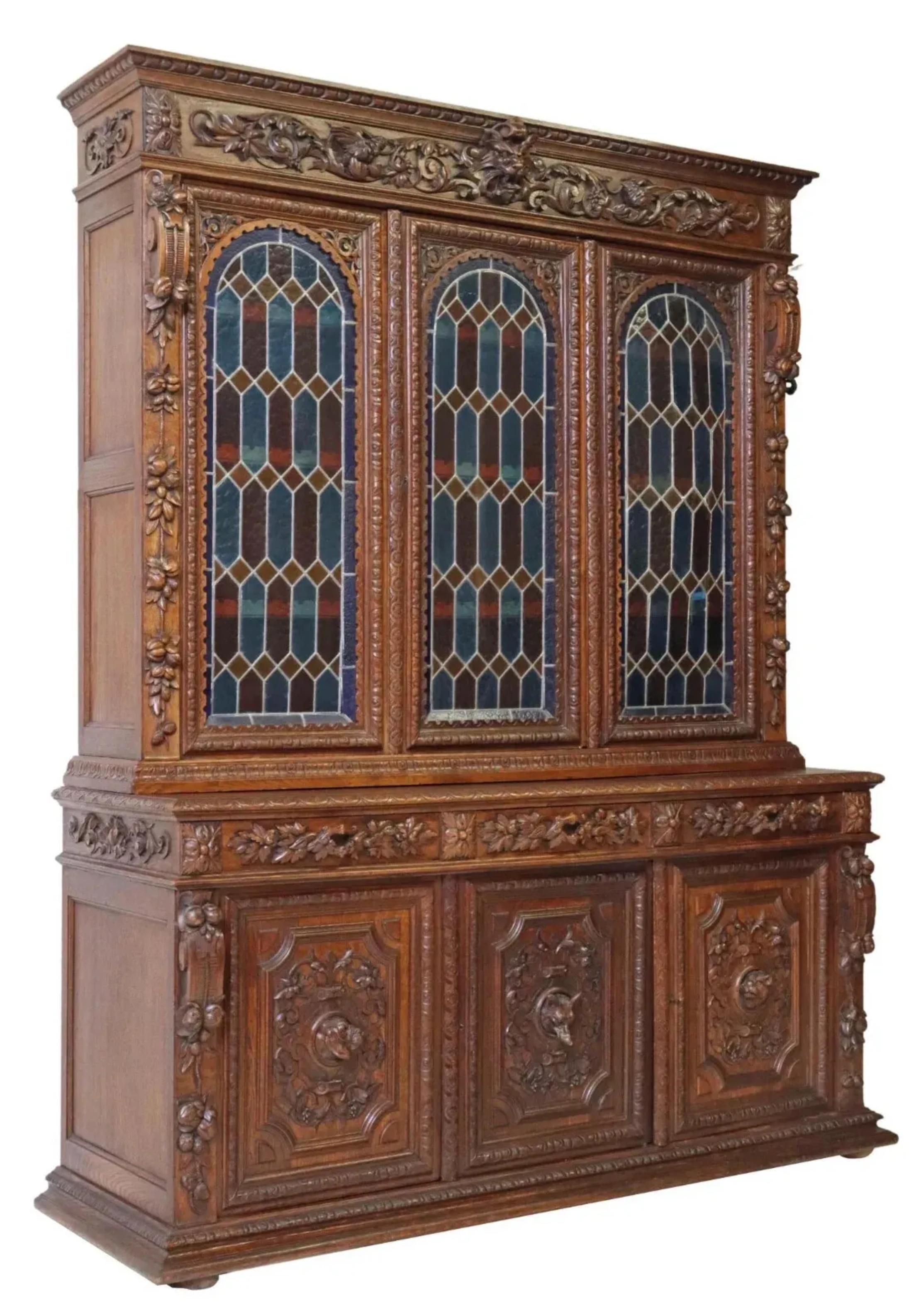 1800's Antique French Librería de Roble Tallado y Vidrieras, Caza, Foliado Vitral en venta
