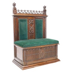 Banc d'entrée néo-gothique français ancien des années 1800, armorié, bois sculpté, vert